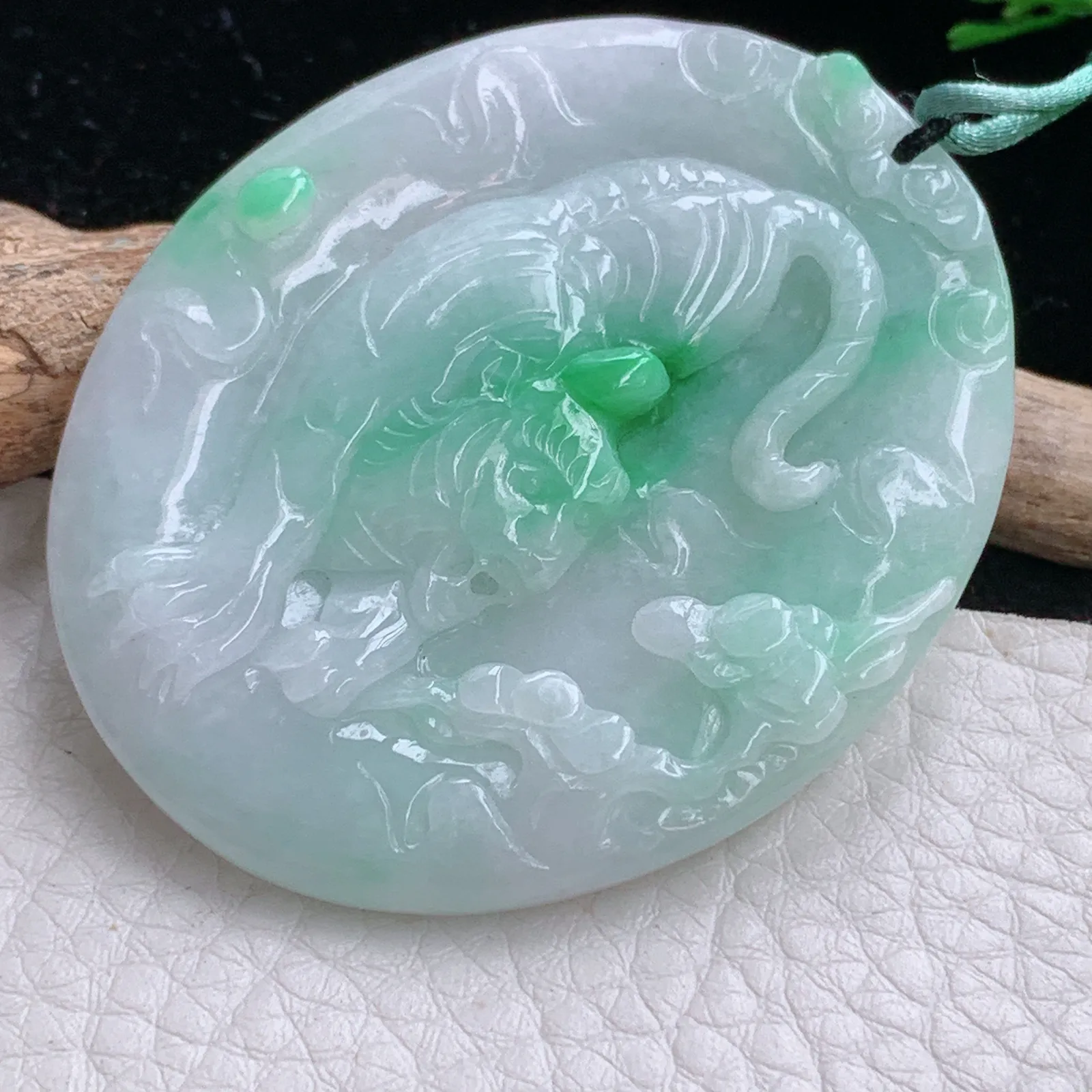 bg自然光53*44*6天然缅甸翡翠飘阳绿下山虎 生肖虎玉吊坠 毛衣坠