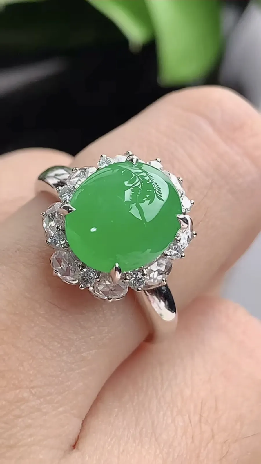 a货翡翠老坑冰种18K金伴钻镶嵌阳绿蛋面戒指 圈口17.3裸石尺寸10×8.5mm 重量4.40g 1202