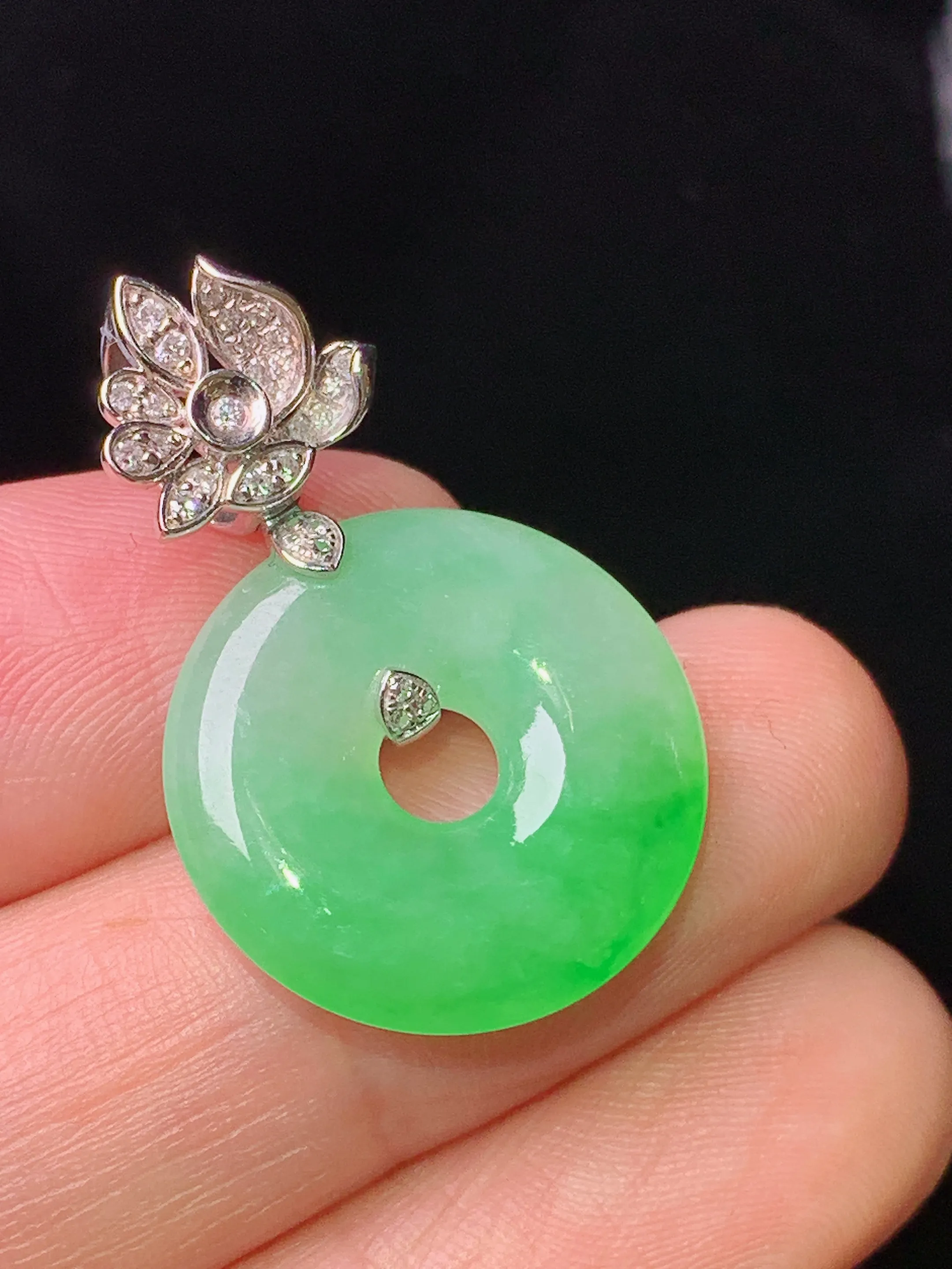 18k金钻镶嵌翠绿平安环吊坠 玉质细腻 色泽清新艳丽  整体尺寸28.6*18.5*3.6