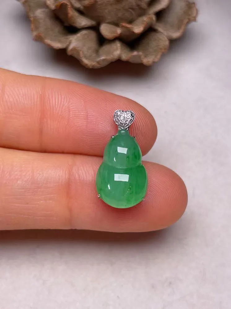 冰种阳绿葫芦吊坠、真金真钻镶嵌，种水好，玉质细腻 .裸石尺寸  14.0*9.5
