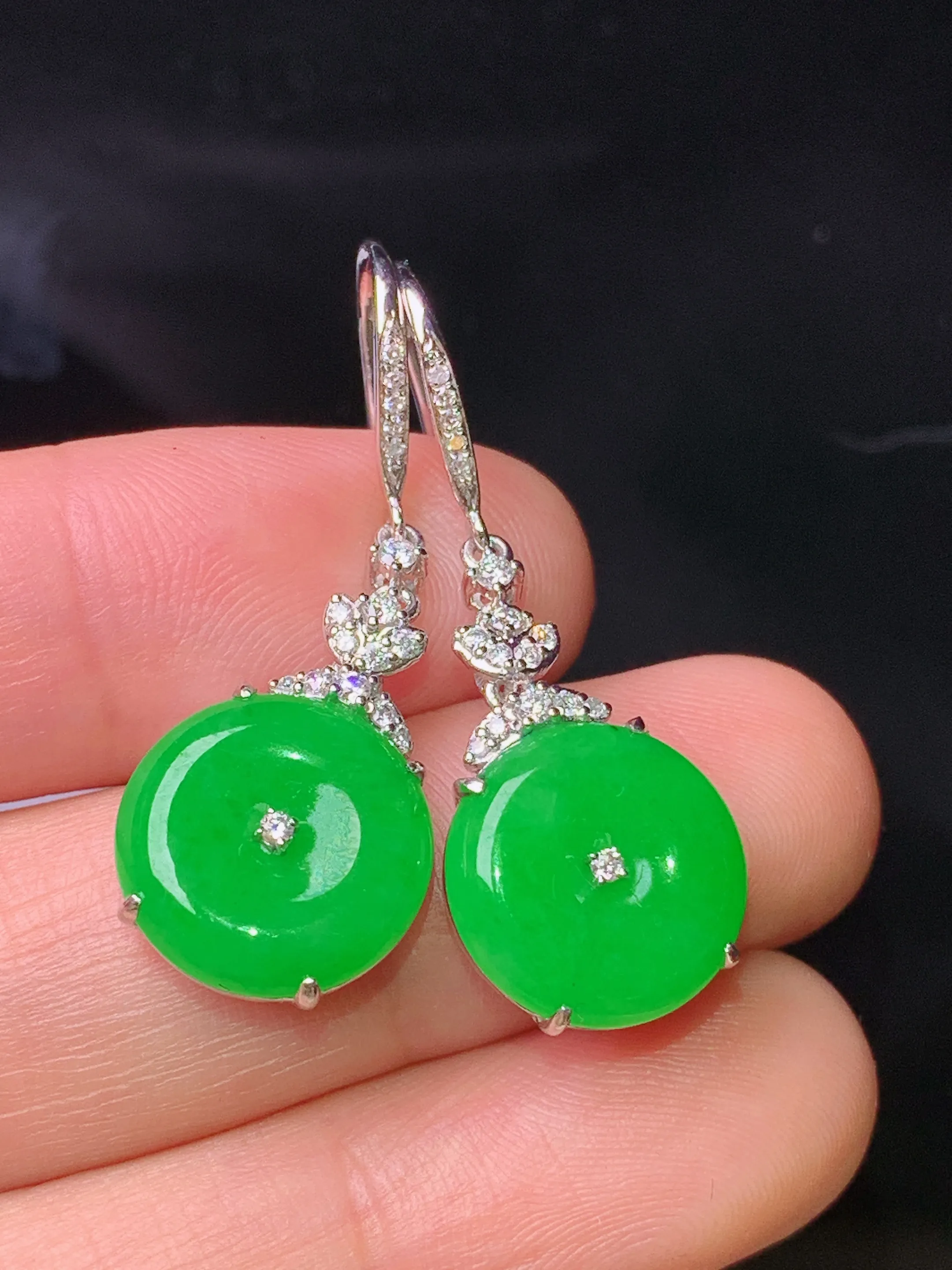 18k金钻镶嵌满绿平安扣耳坠 玉质细腻 色泽清新艳丽 整体尺寸35*12.2*4.6