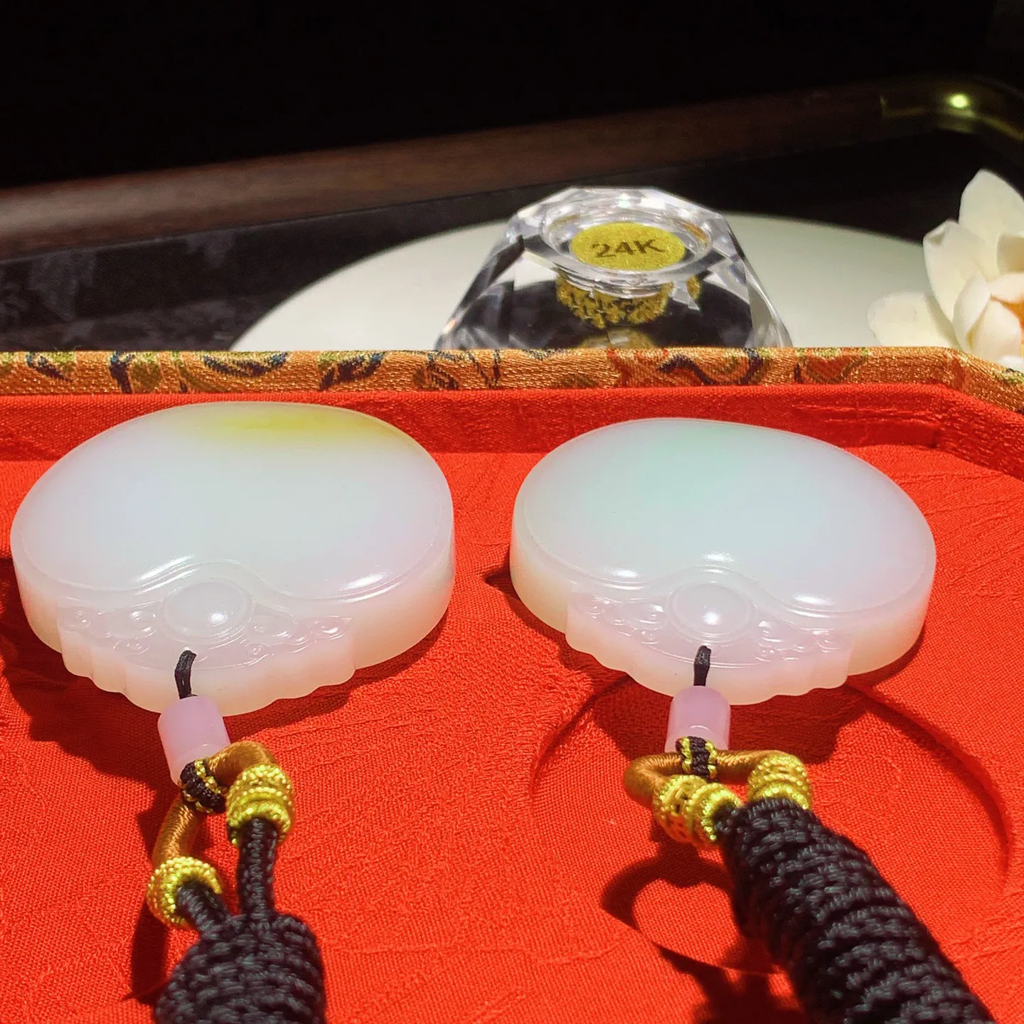 新疆和田玉且末糖羊脂白平安如意锁挂件。尺寸49/50/13重135.8克。白度一级。玉质细腻油润。手推出油。佩戴高端典雅。lt251201