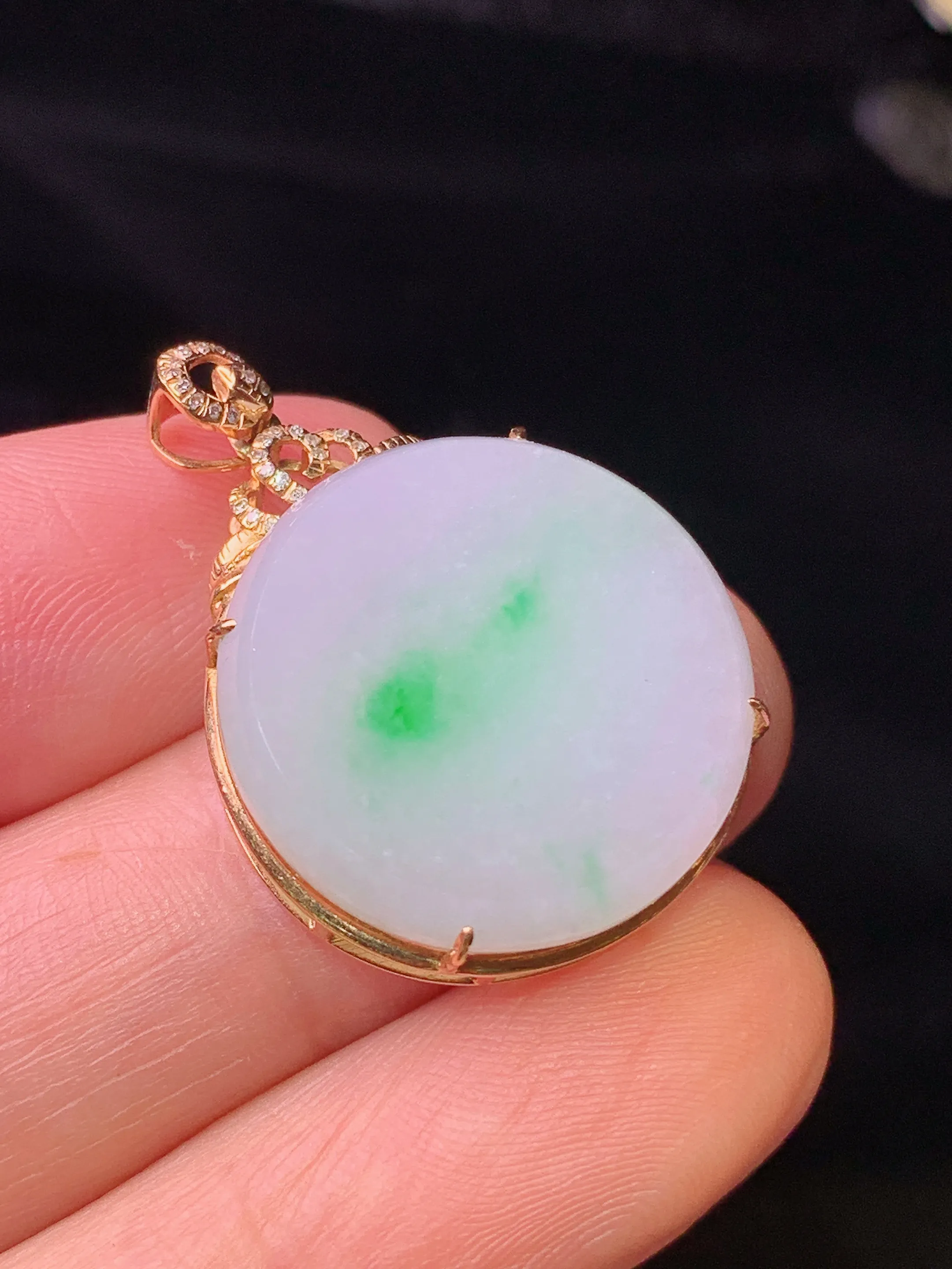 18k金钻镶嵌飘绿圆牌吊坠 玉质细腻 色泽清新艳丽 整体尺寸29*21*7