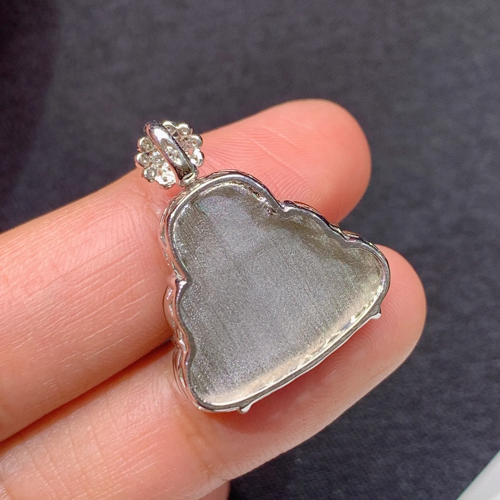 冰黄翡笑佛吊坠，18k金镶嵌，冰透水润，颜色鲜亮 尺寸24.9*20.8*5.1