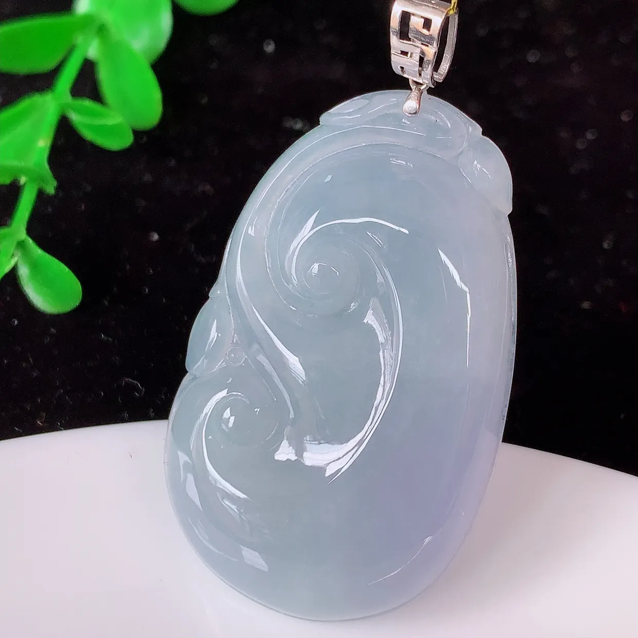 自然光实拍，18k金镶嵌冰紫罗兰翡翠如意吊坠，寓意顺心如意，事事如意，吉祥如意，细腻饱满，色泽鲜艳，称心如意佩戴优雅时尚！#35.29整体47.5裸石40.5*25*6.2