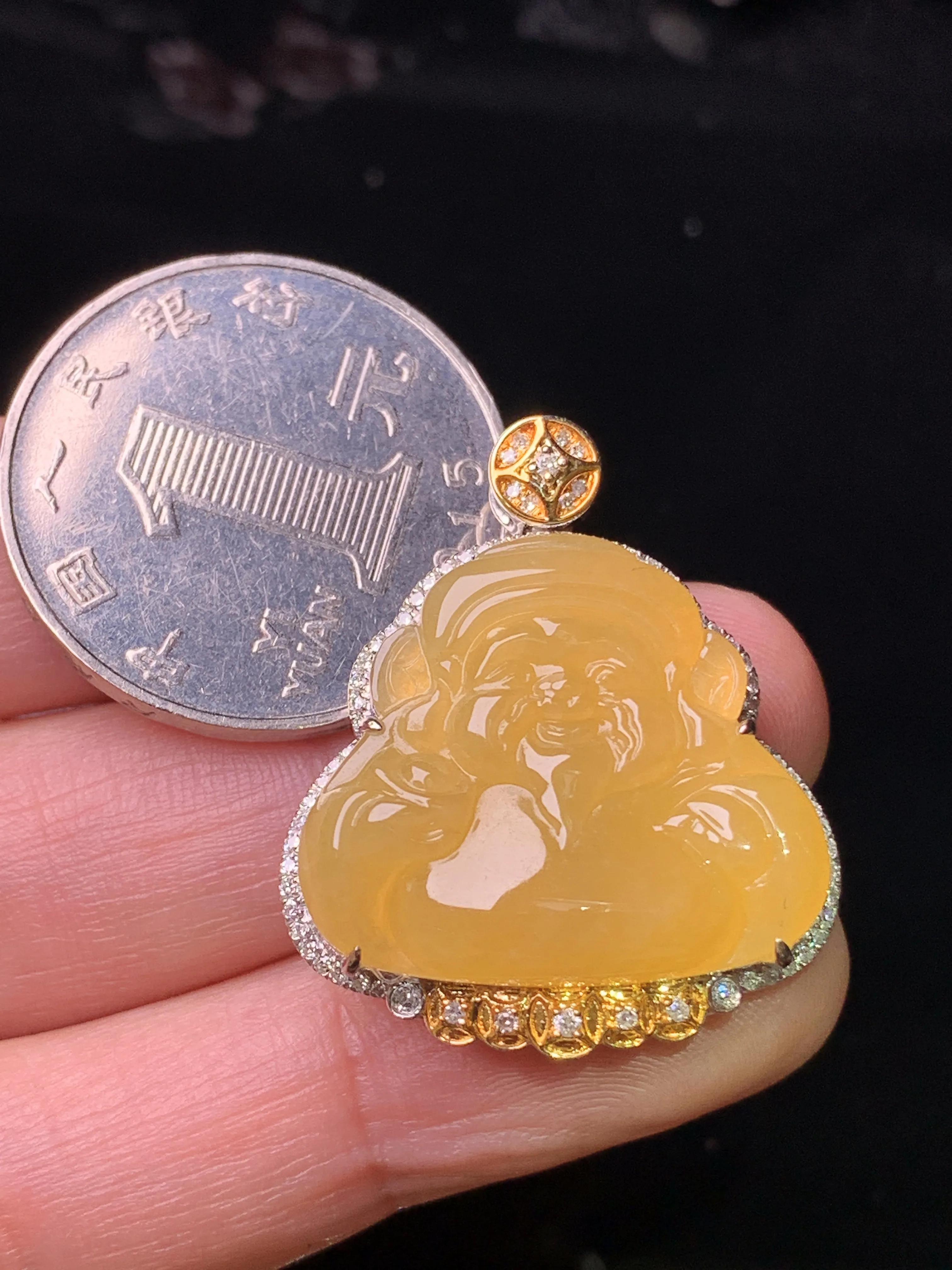 18k金钻镶嵌黄翡财神吊坠 玉质细腻 色泽清新艳丽  整体尺寸29.6*25*8.8