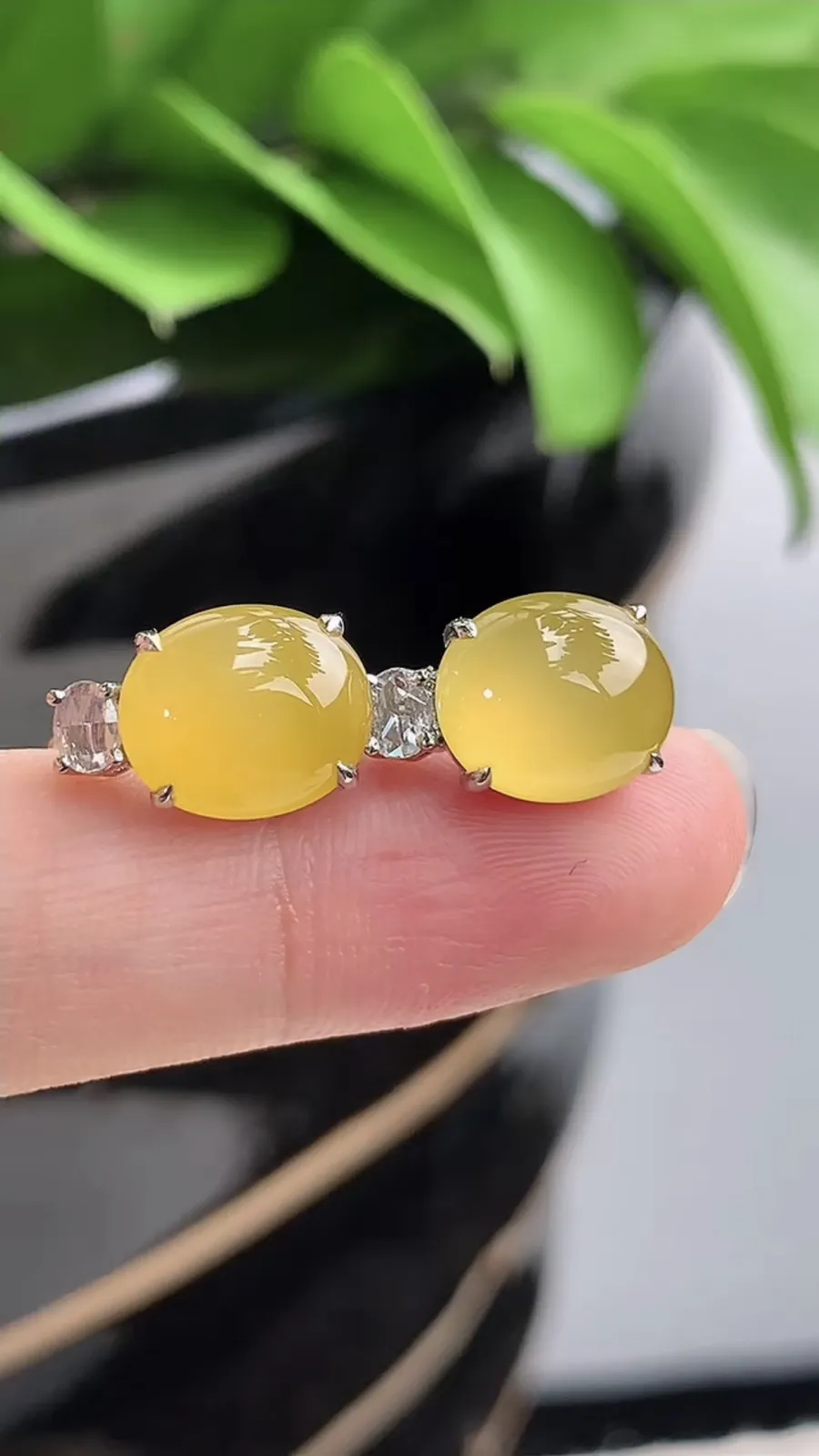 a货翡翠老坑冰种18K金伴钻镶嵌黄翡蛋面耳坠 尺寸10×8mm 重量4.40g 1201