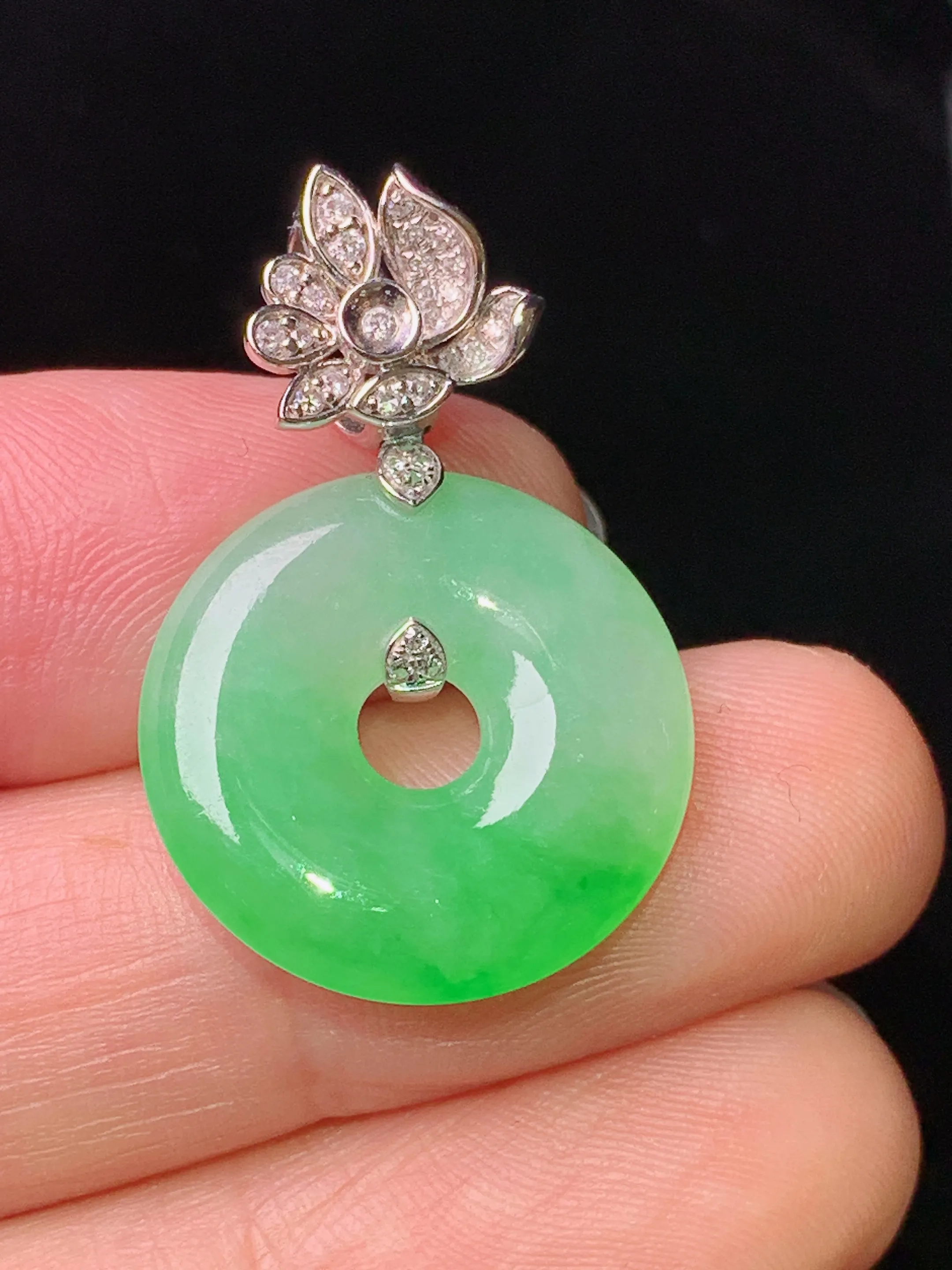 18k金钻镶嵌翠绿平安环吊坠 玉质细腻 色泽清新艳丽  整体尺寸28.6*18.5*3.6