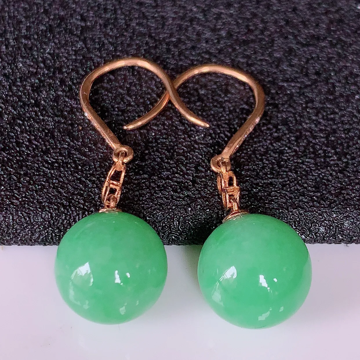 自然光实拍 18k金镶嵌满绿翡翠圆珠耳坠，沁人心脾，豪华镶嵌而成，耳坠佩戴效果大气出众，尽显气质。种水好，胶感足，颜相当漂亮，高性价比，值得入手品鉴！#83.29耳坠整体长28裸石10