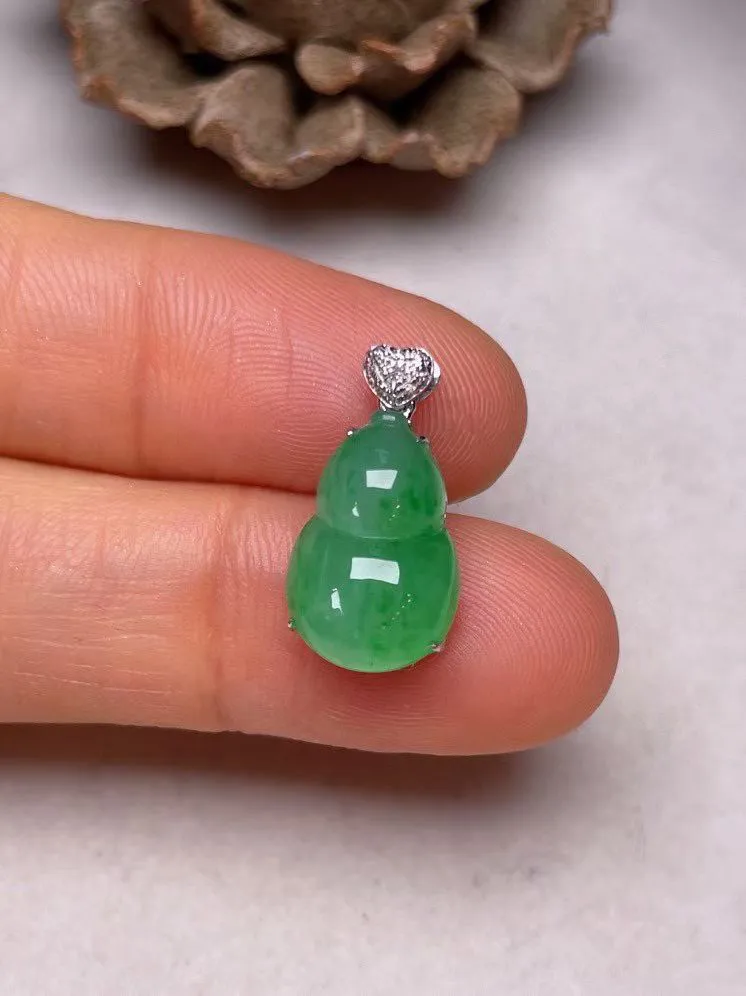 冰种阳绿葫芦吊坠、真金真钻镶嵌，种水好，玉质细腻 .裸石尺寸  14.0*9.5