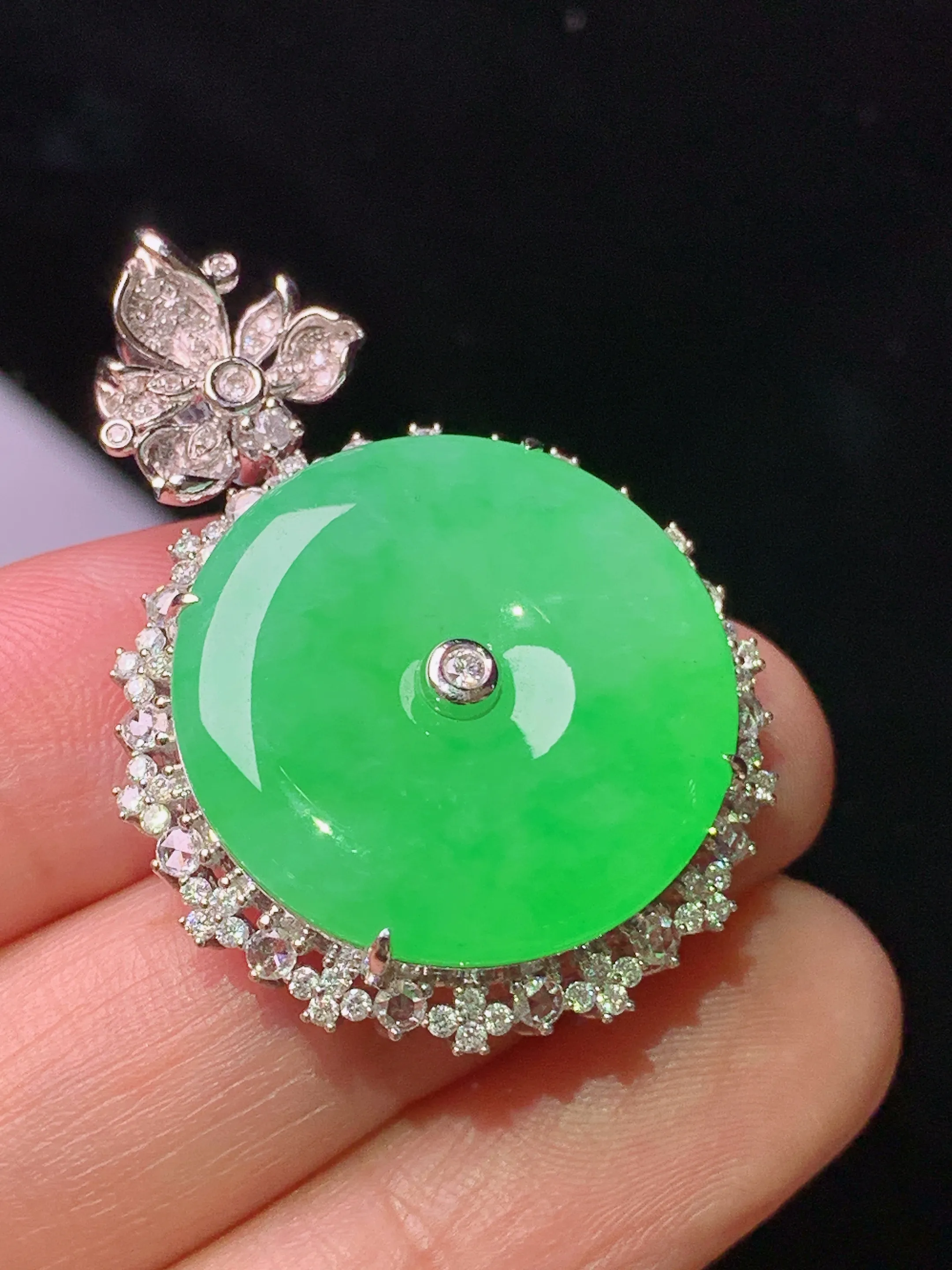 18k金钻镶嵌翠绿平安扣吊坠 玉质细腻 色泽清新艳丽  整体尺寸37.5*26.3*9.5