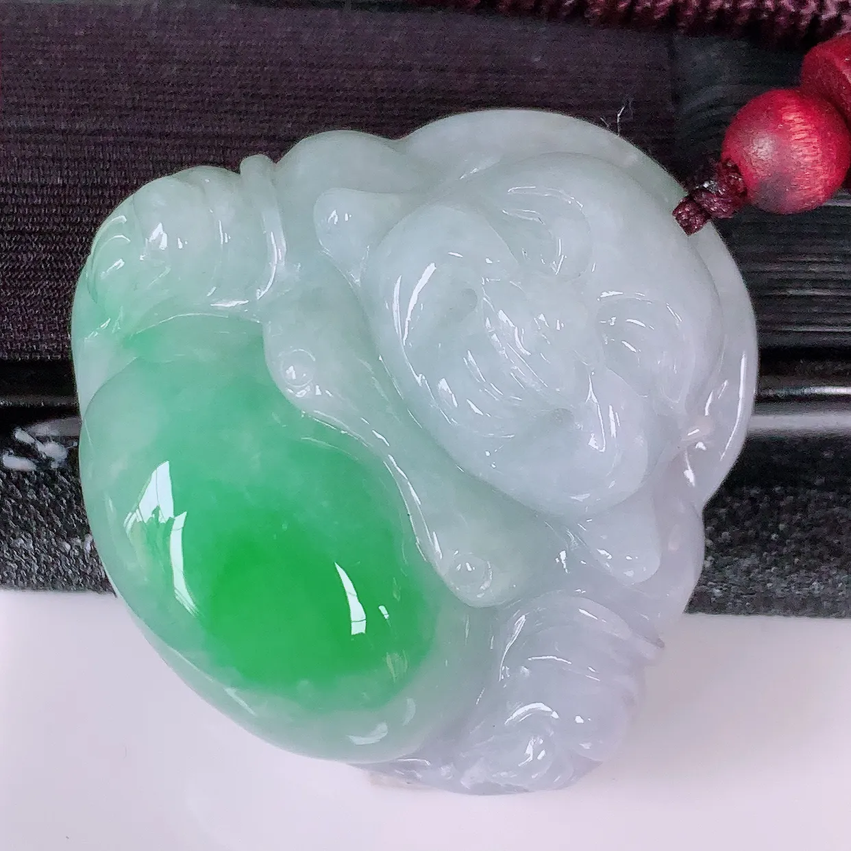 自然光实拍，冰润飘绿佛公吊坠，翡翠开心笑佛，种老水足，颜色漂亮，立体饱满圆润，佩戴效果赞#46.29