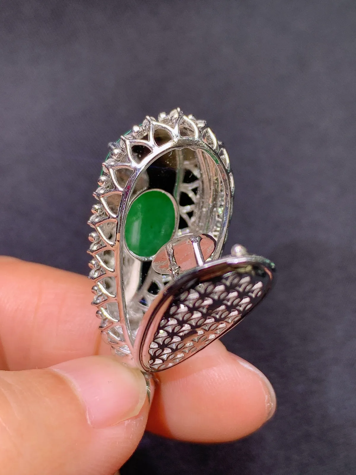 阳绿福瓜吊坠，18k金镶嵌，色泽鲜阳，冰润细腻，种水足， 尺寸38.7*16.7*12.2