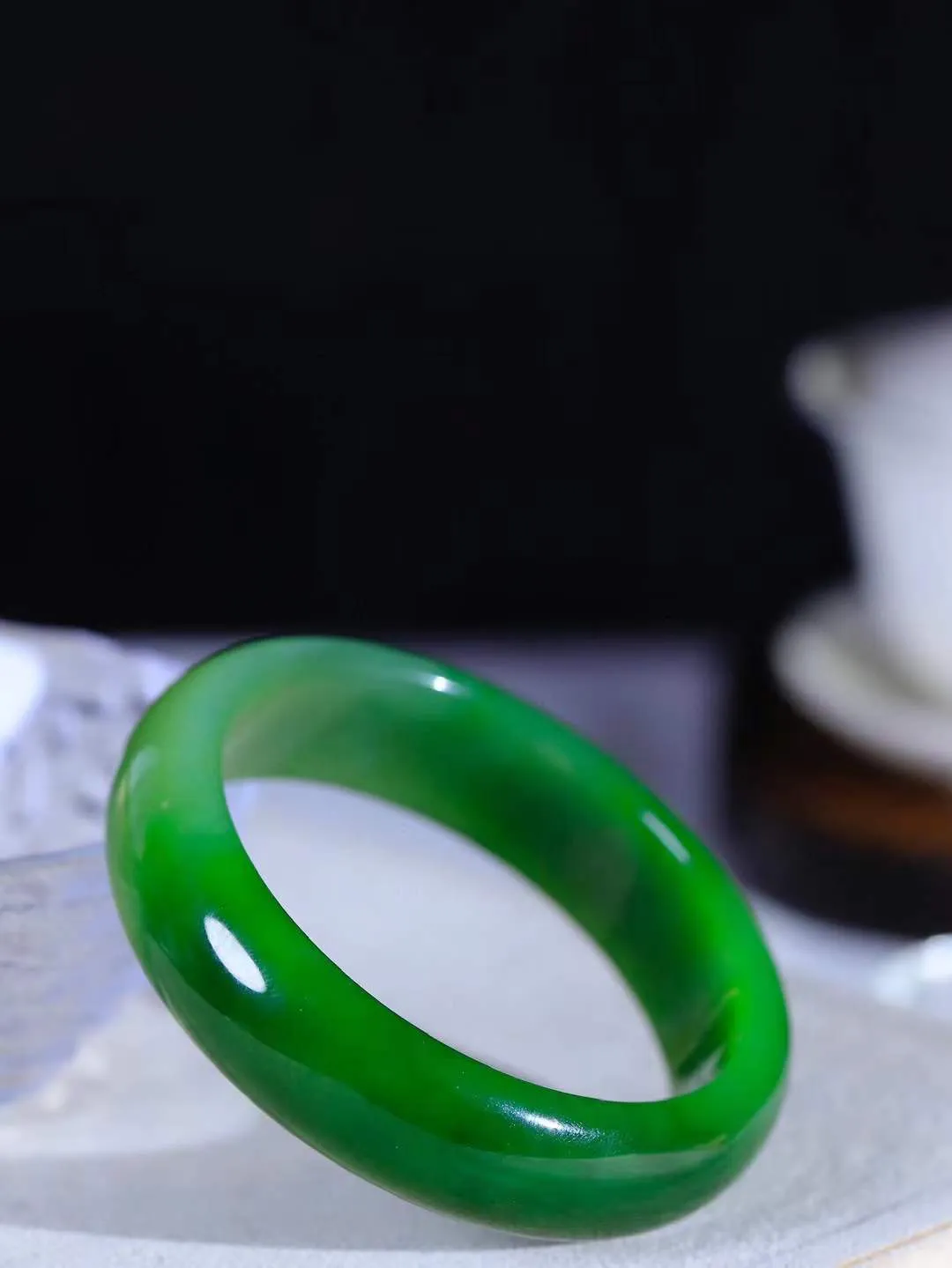 【碧波流转·手镯】

收藏级臻品️和田玉碧玉手镯，玉质细腻温润，手感舒适，️线条流畅，简约大气，美自天成，佩戴于腕间，婉约之美，举手投足间透出那份低调奢华，醉人心扉。
重70.8克 内径圈口59mm尺寸17.3-7.9mm  FDA-131102508