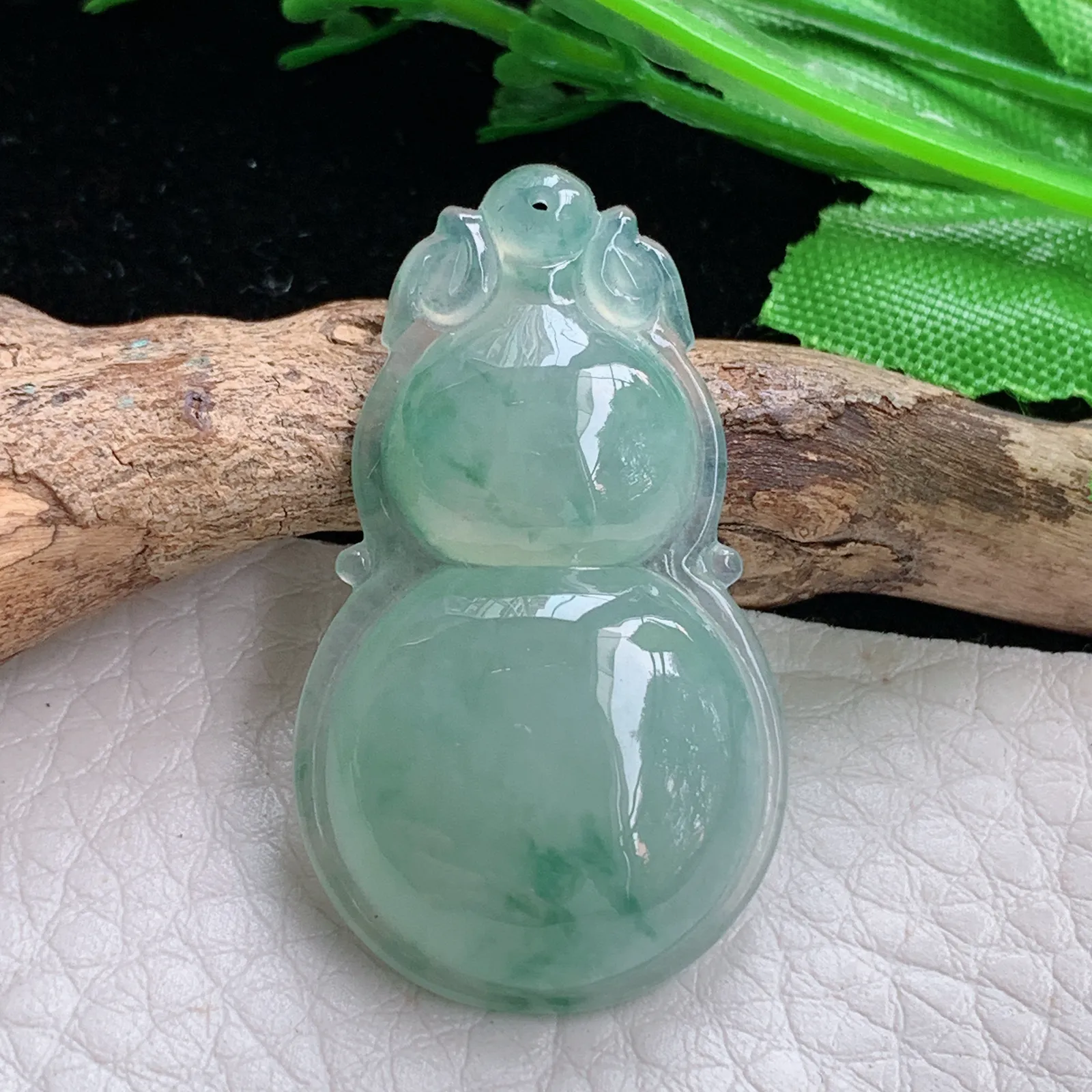 gp自然光37*21.8*6.2天然缅甸翡翠冰晴绿饱满飘花葫芦玉吊坠