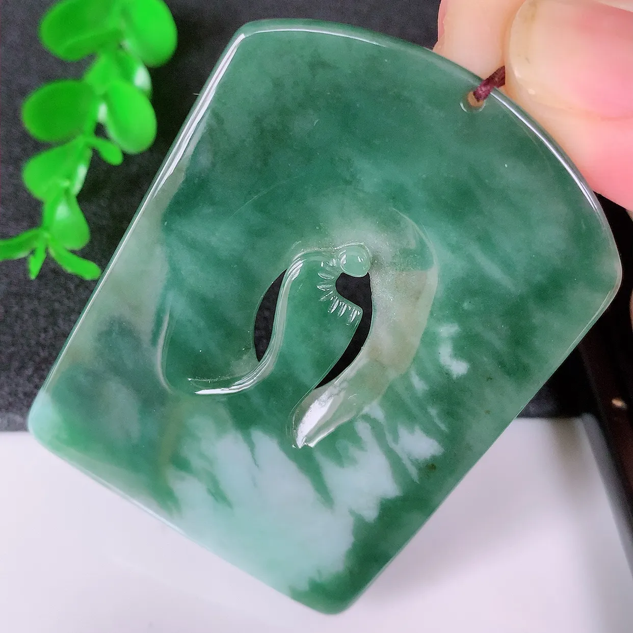 自然光实拍，特色镂空雕飘绿翡翠悟道吊坠，翡翠悟道寓意“祥和，安宁，吉祥，幸福”，佩戴效果优雅迷人，性价比超高！#60.29