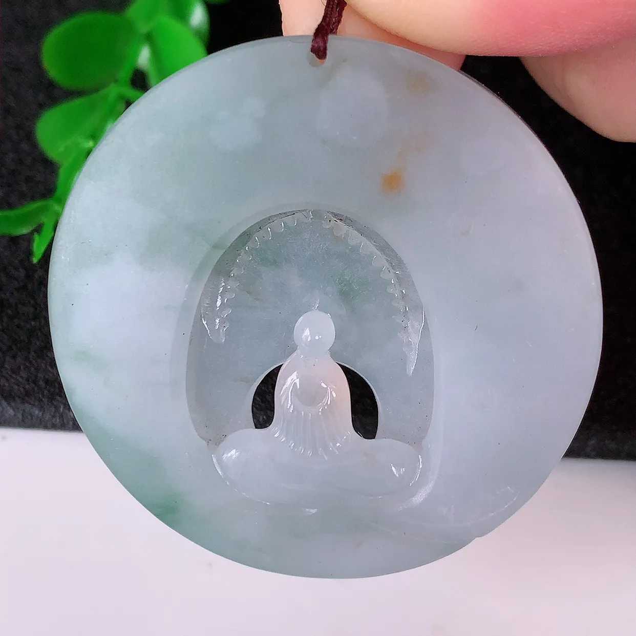 自然光实拍，特色镂空雕冰黄加绿翡翠悟道吊坠，翡翠悟道寓意“祥和，安宁，吉祥，幸福”，佩戴效果优雅迷人，性价比超高！#60.29