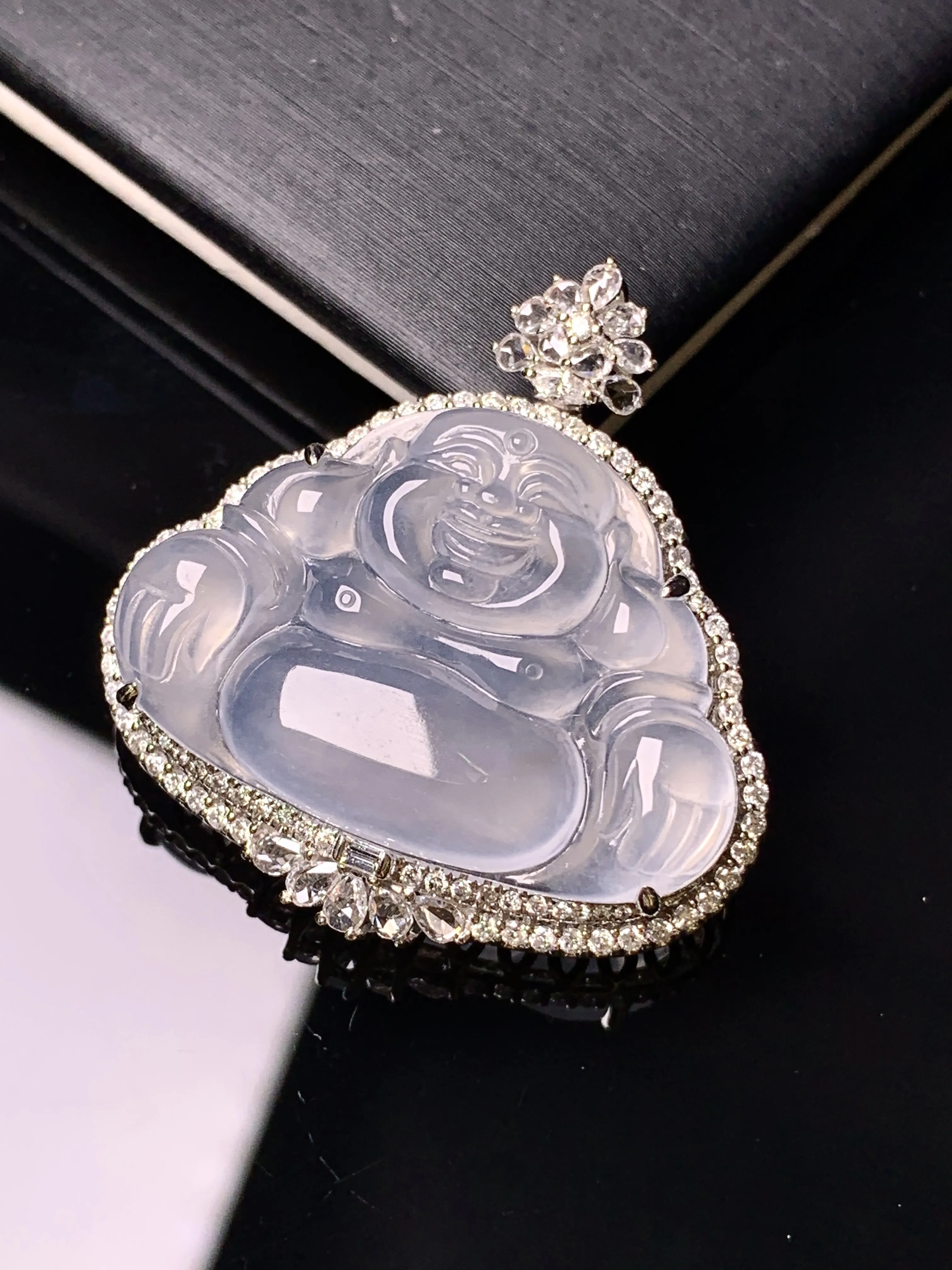 18k金钻镶嵌冰种佛公吊坠 玉质细腻 色泽清新艳丽  整体尺寸33*31.8*9.2