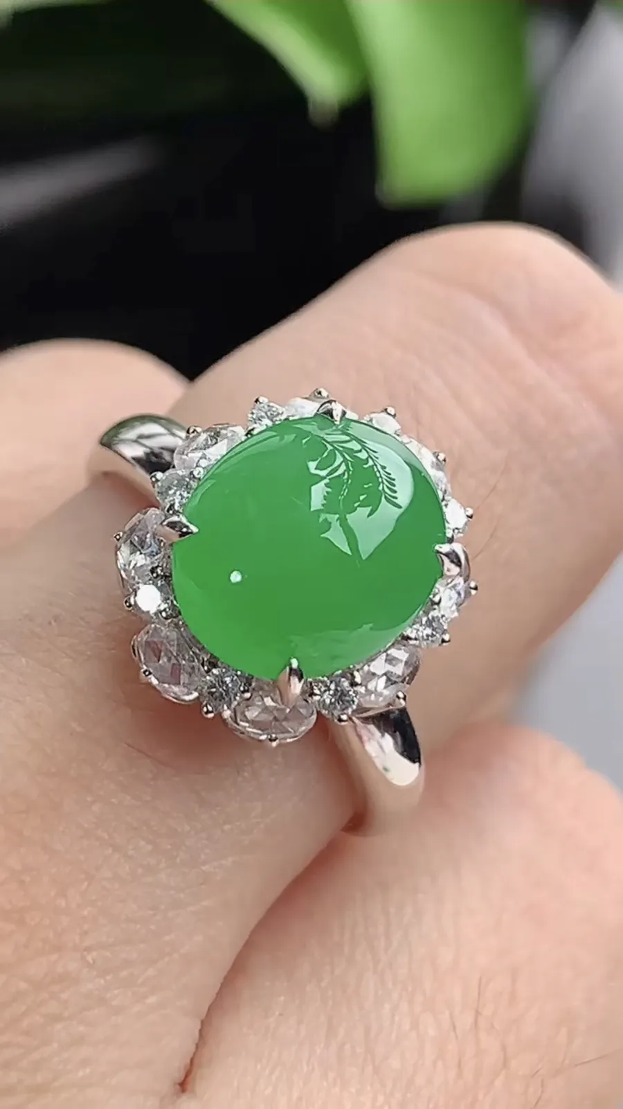 a货翡翠老坑冰种18K金伴钻镶嵌阳绿蛋面戒指 圈口17.3裸石尺寸10×8.5mm 重量4.40g 1202