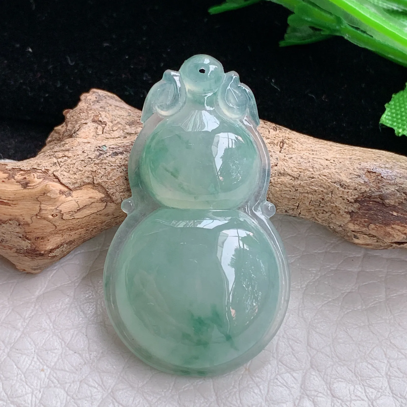 gp自然光37*21.8*6.2天然缅甸翡翠冰晴绿饱满飘花葫芦玉吊坠