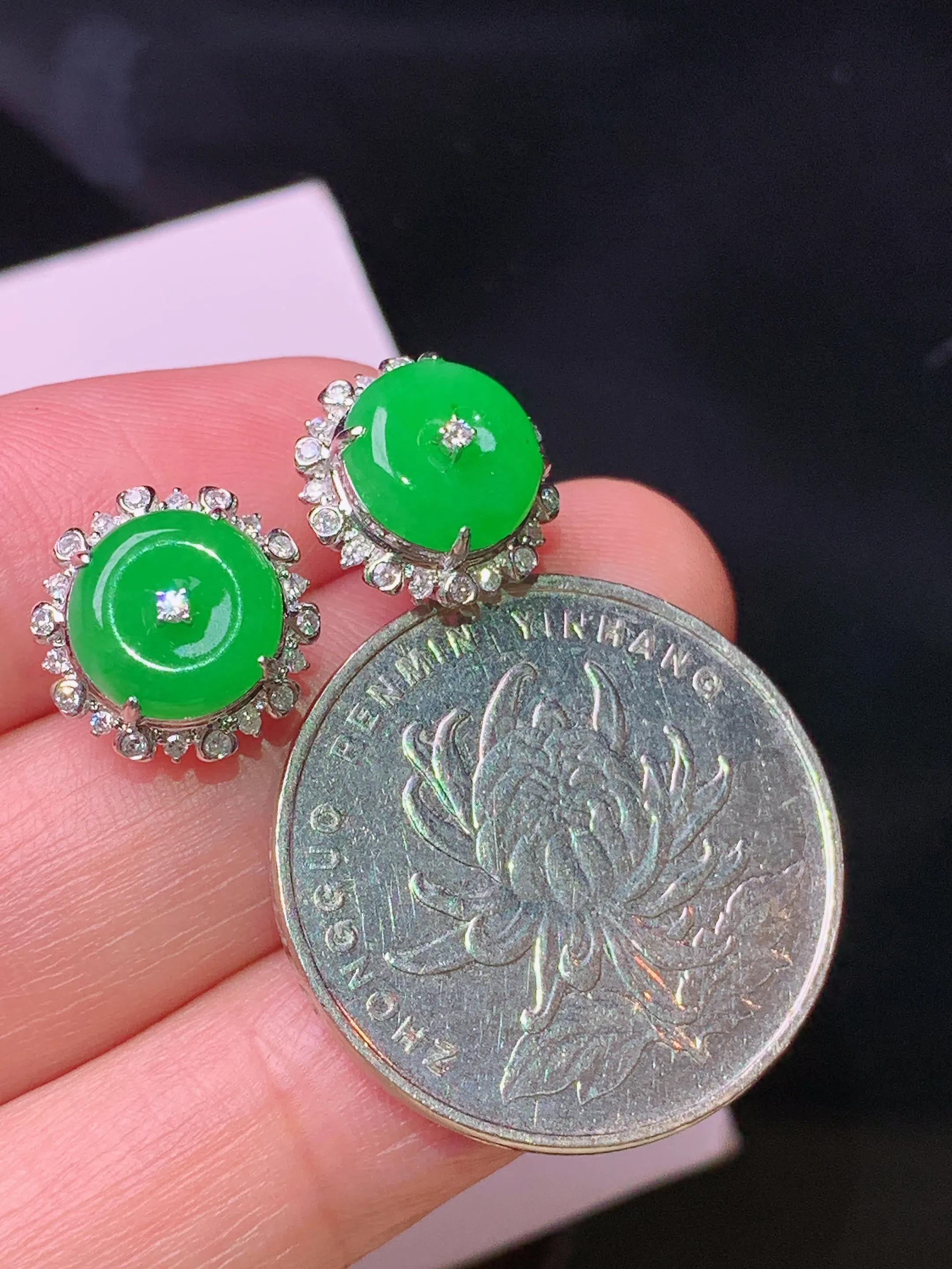 18k金钻镶嵌满绿平安扣耳钉 玉质细腻 色泽清新艳丽 整体尺寸11.6*6.8
