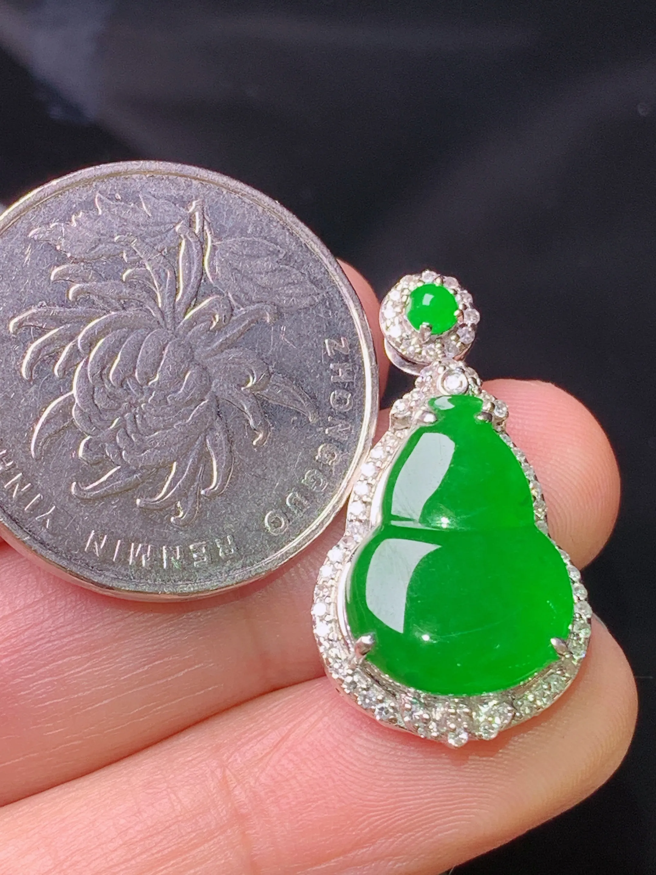 18k金钻镶嵌满绿葫芦吊坠 玉质细腻 色泽清新艳丽  整体尺寸27.6*15.2*7.3