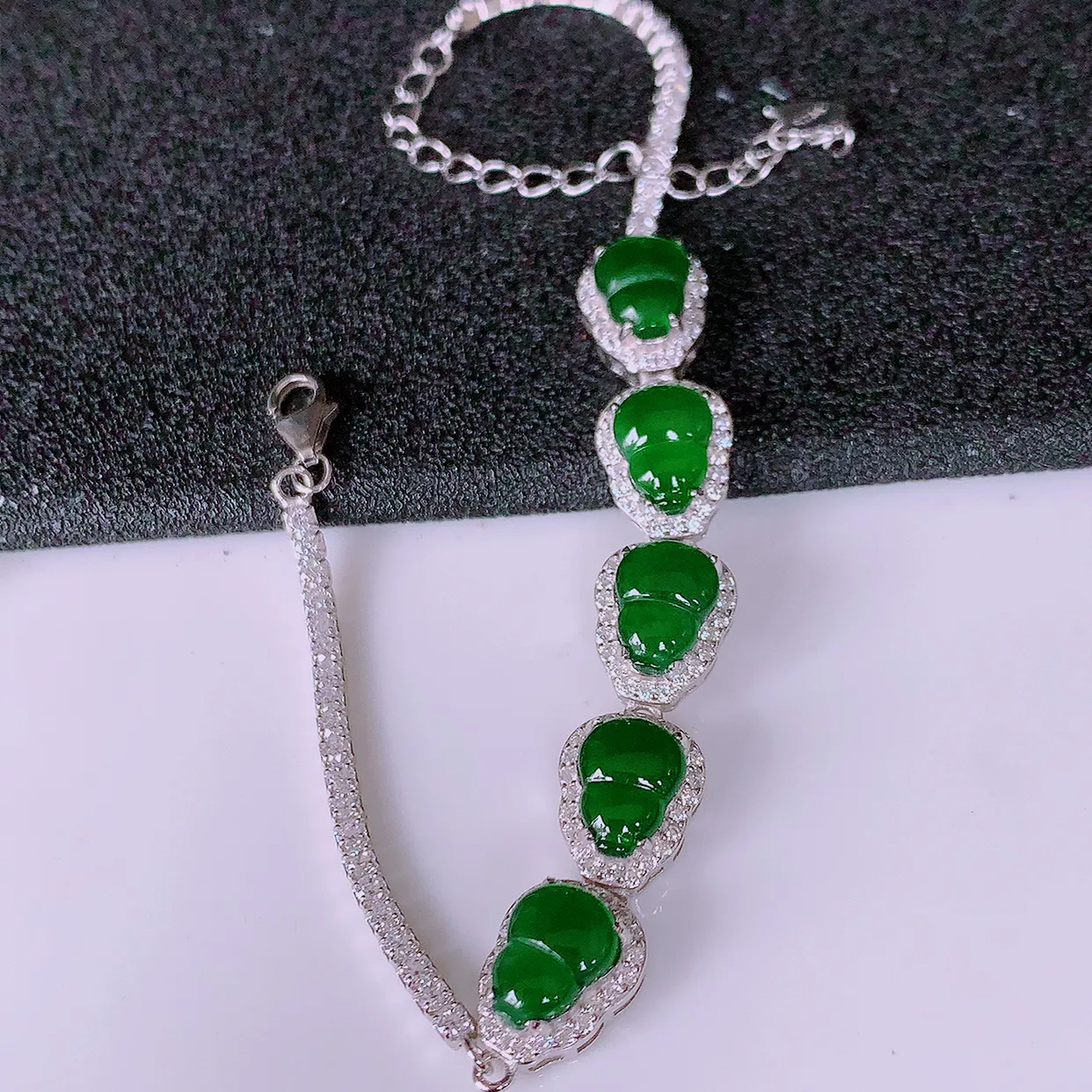 冰透满绿翡翠925银镶嵌葫芦手链，自然光实拍，翠色灵动，颜色漂亮，种老水足，品相佳，佩戴佳品！#97.29葫芦取一整体10.5-8.5-5.5裸石8*5.8