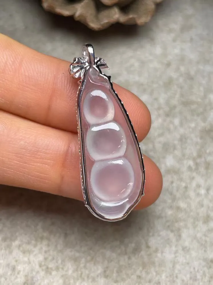 冰种福豆吊坠、真金真钻镶嵌，种水好，玉质细腻 .裸石尺寸 32.6*13.3