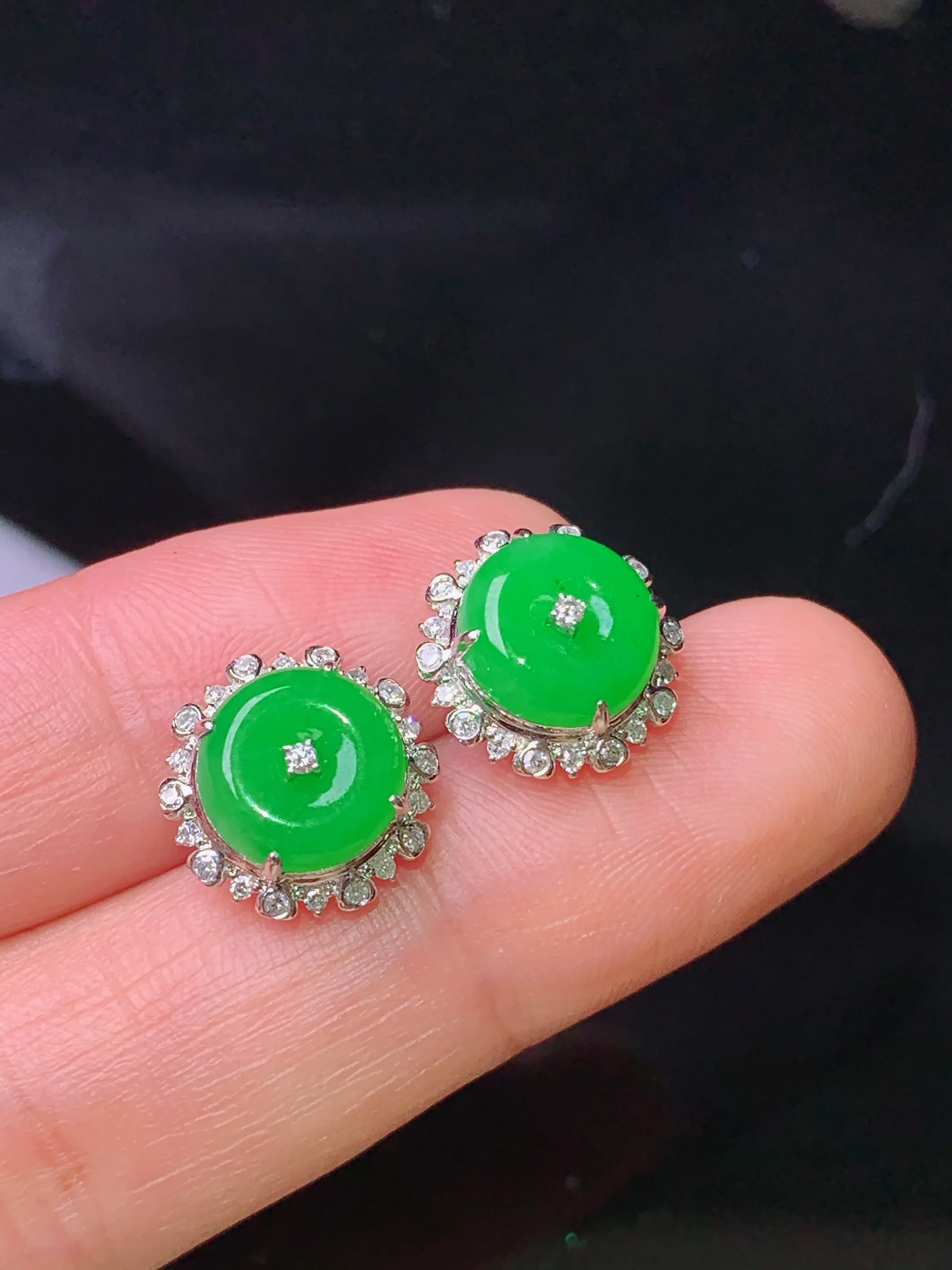 18k金钻镶嵌满绿平安扣耳钉 玉质细腻 色泽清新艳丽 整体尺寸11.6*6.8
