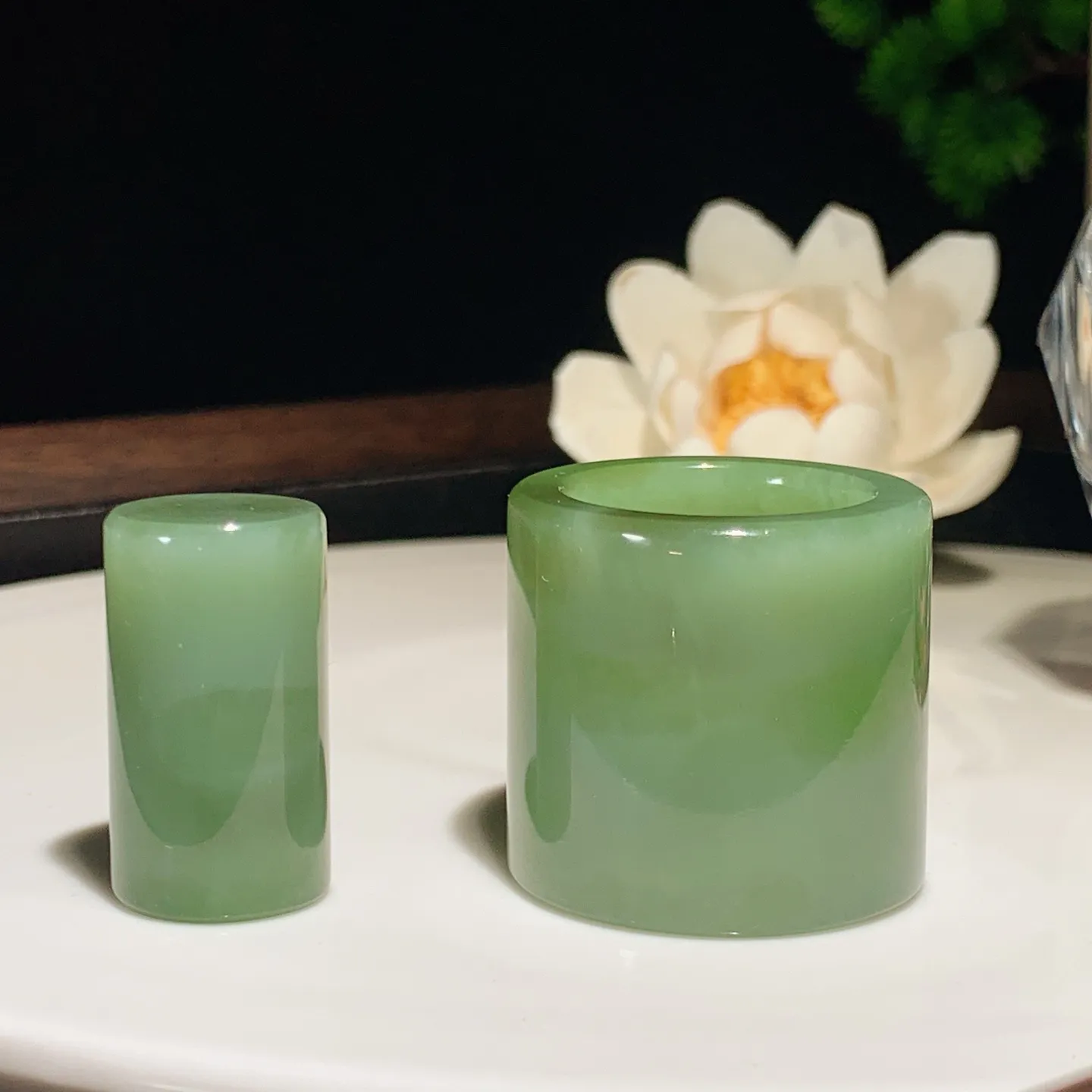 和田玉粉青飘绿俄罗斯碧玉扳指 尺寸30/32/5重54.3克。内径 22玉质细腻油润。手推出油。佩戴