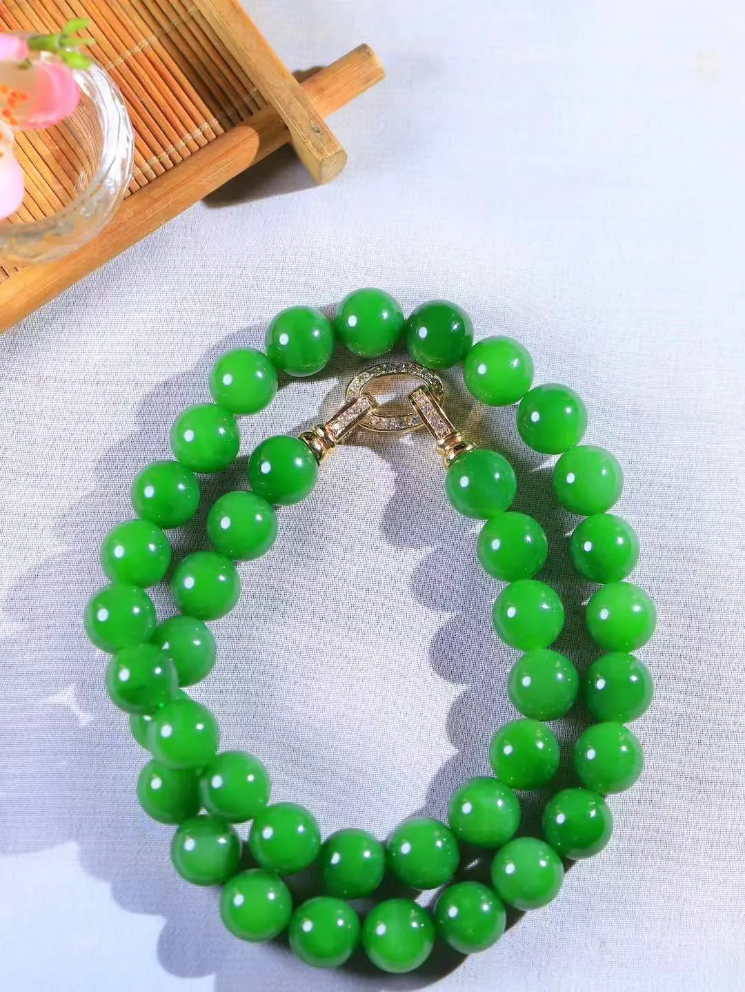 【珠圆玉润.项链】

收藏级臻品️和田玉碧玉珠圆玉润项链 玉质温润细腻  整串打磨圆润，佩戴舒适。珠珠落玉盘，间关莺语花底滑，一生美好时光，无论身在何处，都有它相伴相守。事事顺遂，幸福美满，吉祥如意。重106.7克 尺寸取一11.9mm  79125278A