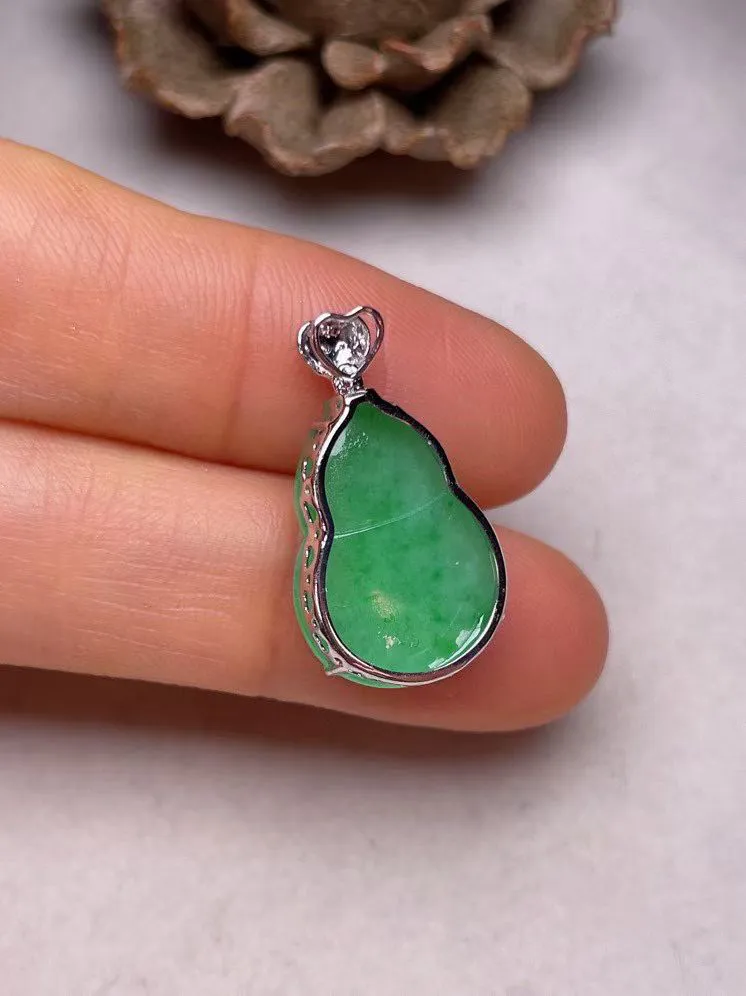 冰种阳绿葫芦吊坠、真金真钻镶嵌，种水好，玉质细腻 .裸石尺寸  18.3*12.8