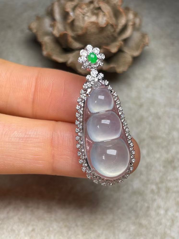 冰种福豆吊坠、真金真钻镶嵌，种水好，玉质细腻 .裸石尺寸 24.0*10.7