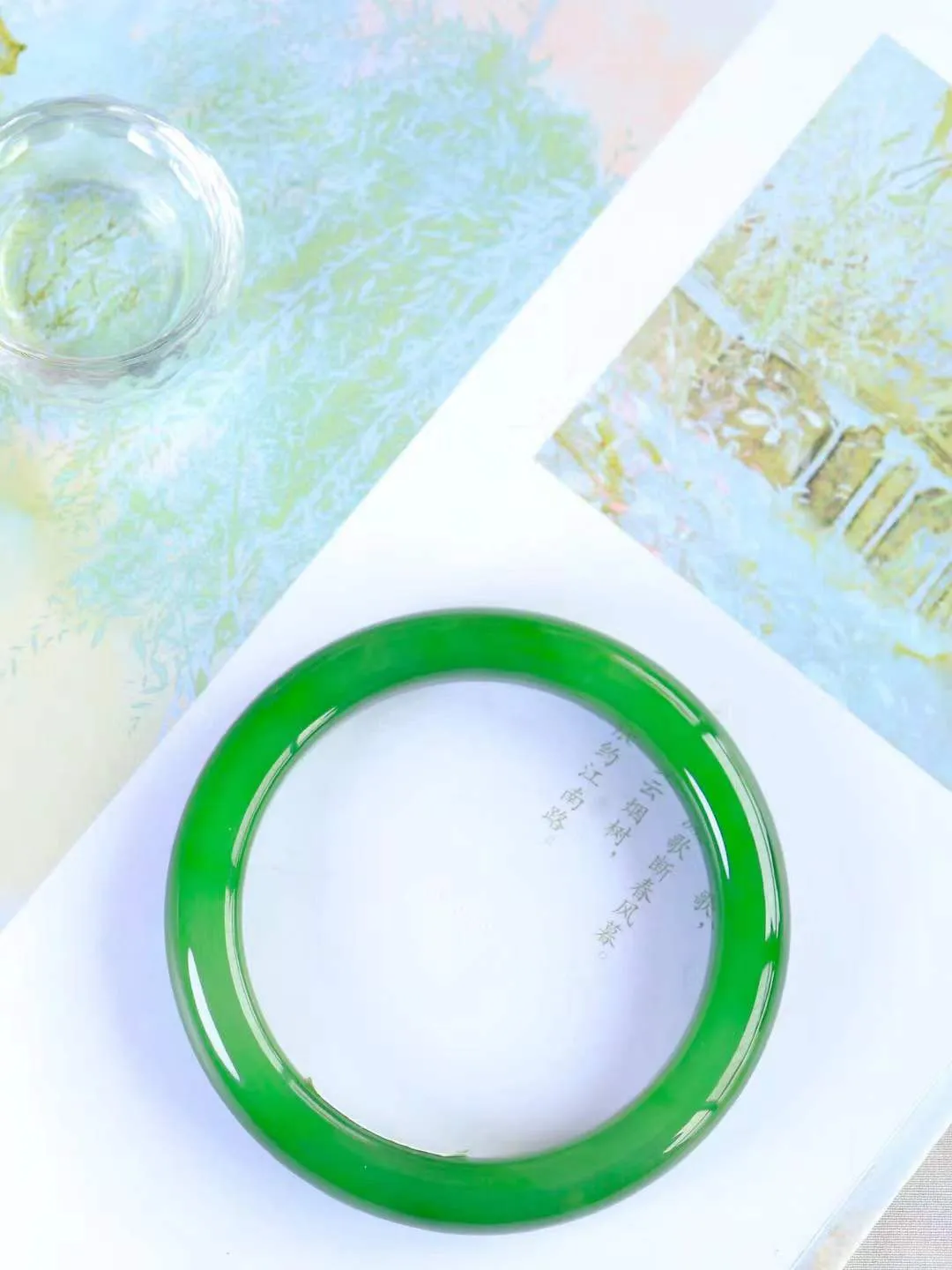 【碧波流转·手镯】

收藏级臻品️和田玉碧玉手镯，玉质细腻温润，手感舒适，️线条流畅，简约大气，美自天成，佩戴于腕间，婉约之美，举手投足间透出那份低调奢华，醉人心扉。
重55.2克 内径圈口58mm尺寸11.2-9.2mm  FDA-13402908