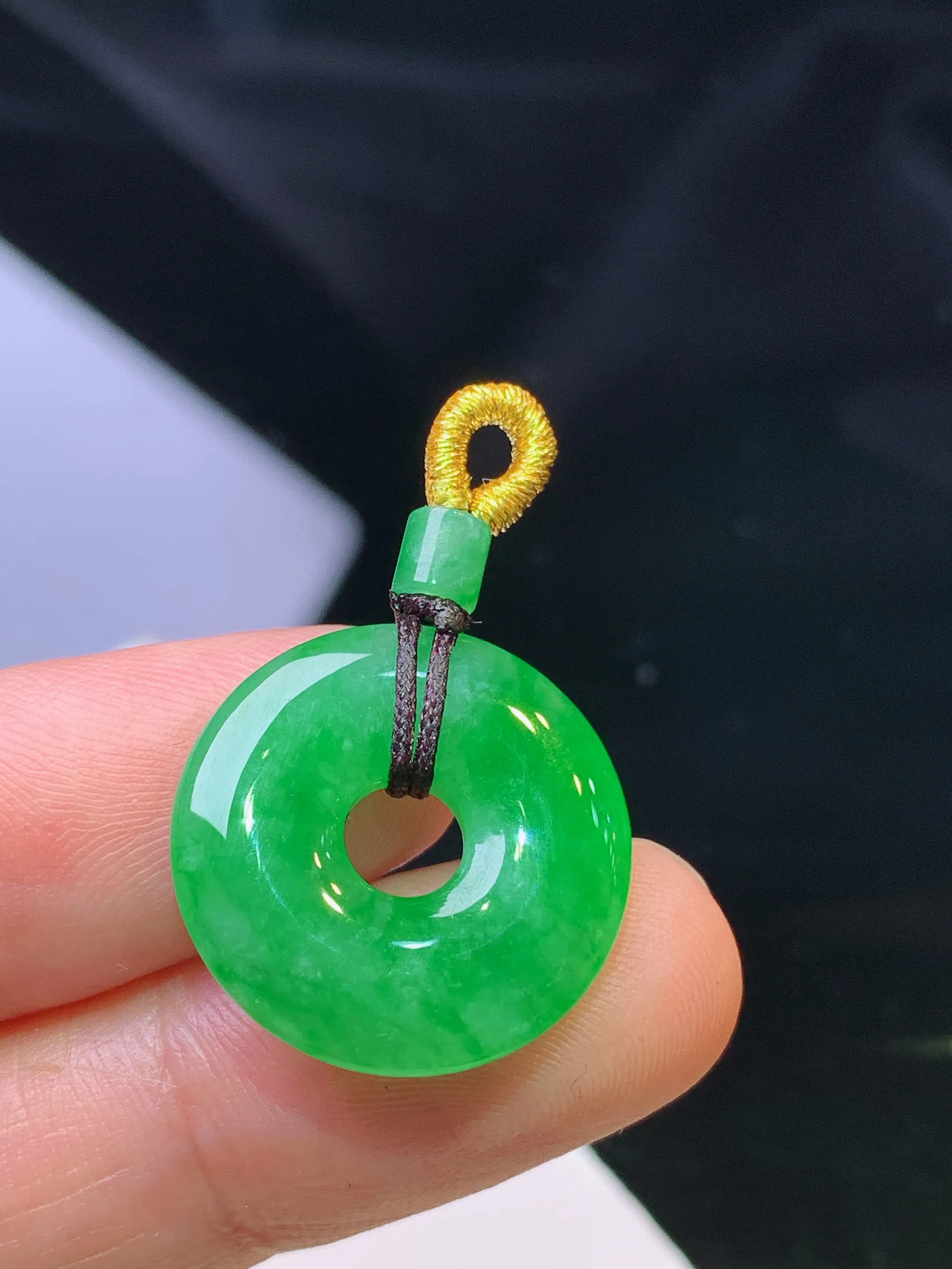 翠绿平安扣吊坠 玉质细腻 色泽清新艳丽  整体尺寸19.2*3.5