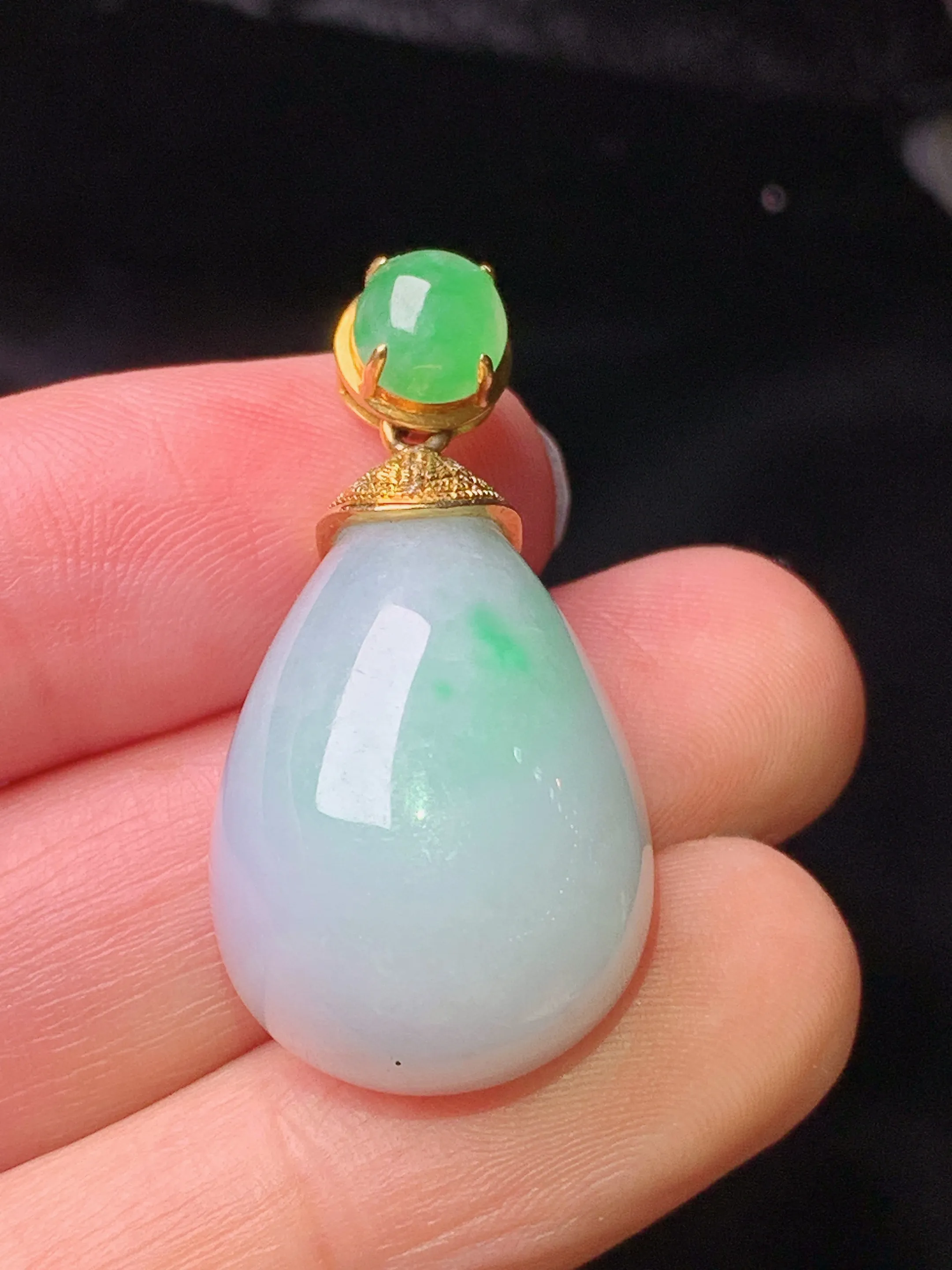 18k金镶嵌飘绿水滴吊坠 玉质细腻 色泽清新艳丽  整体尺寸33*17*14