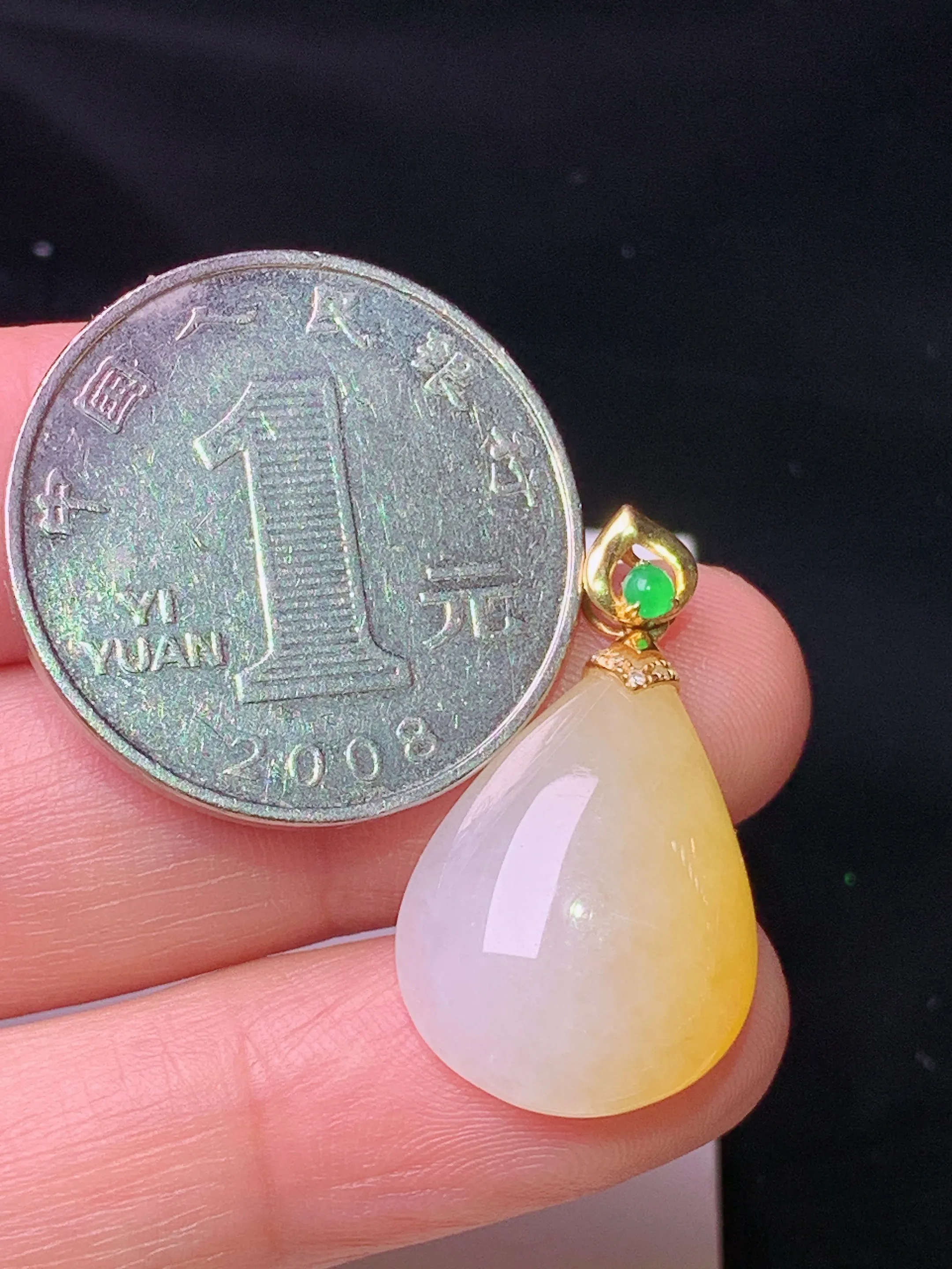 18k金钻镶嵌飘黄翡水滴吊坠 玉质细腻 色泽清新艳丽 整体尺寸26.6*15*5.6