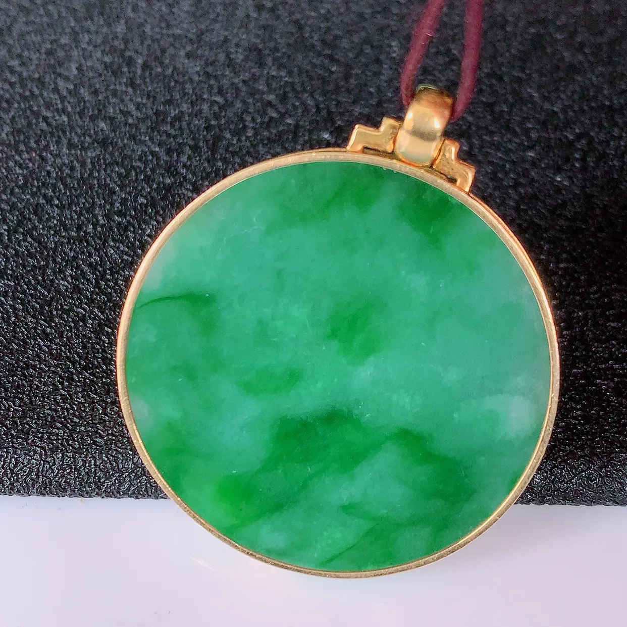 自然光实拍，18K金镶嵌水润飘绿翡翠平安无事牌吊坠，平平安安，无事牌翠色灵动，佩戴平安时尚！#83.29整体35.5-29.5-4.2裸石28.5*28.5