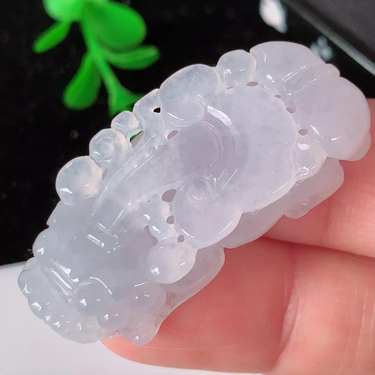 自然光实拍，冰翡翠招财貔貅吊坠，民间有“一摸貔貅运程旺盛，再摸貔貅财运滚滚，三摸貔貅平步青云 ”的美好祝愿。#12.29