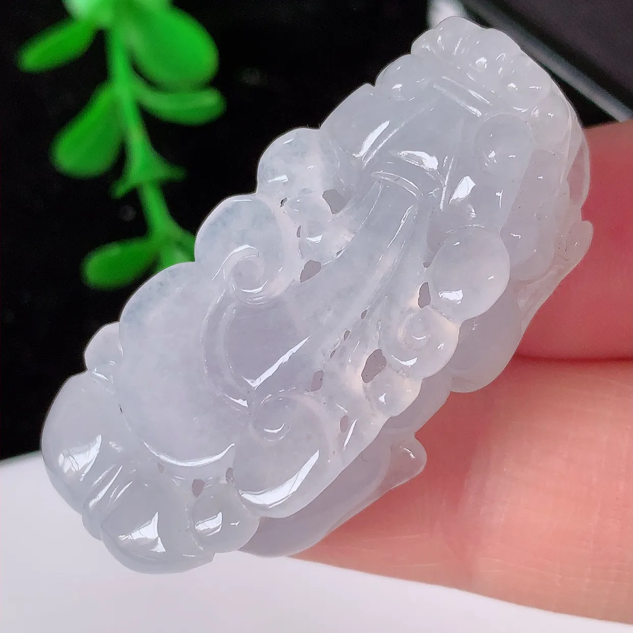 自然光实拍，冰翡翠招财貔貅吊坠，民间有“一摸貔貅运程旺盛，再摸貔貅财运滚滚，三摸貔貅平步青云 ”的美好祝愿。#12.29