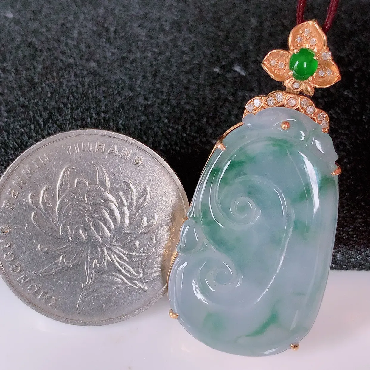 自然光实拍，18k金镶嵌冰种紫罗兰飘花翡翠如意吊坠，寓意顺心如意，事事如意，吉祥如意，细腻饱满，色泽鲜艳，称心如意佩戴优雅时尚！#83.29整体40*18.5*5.2裸石30*18