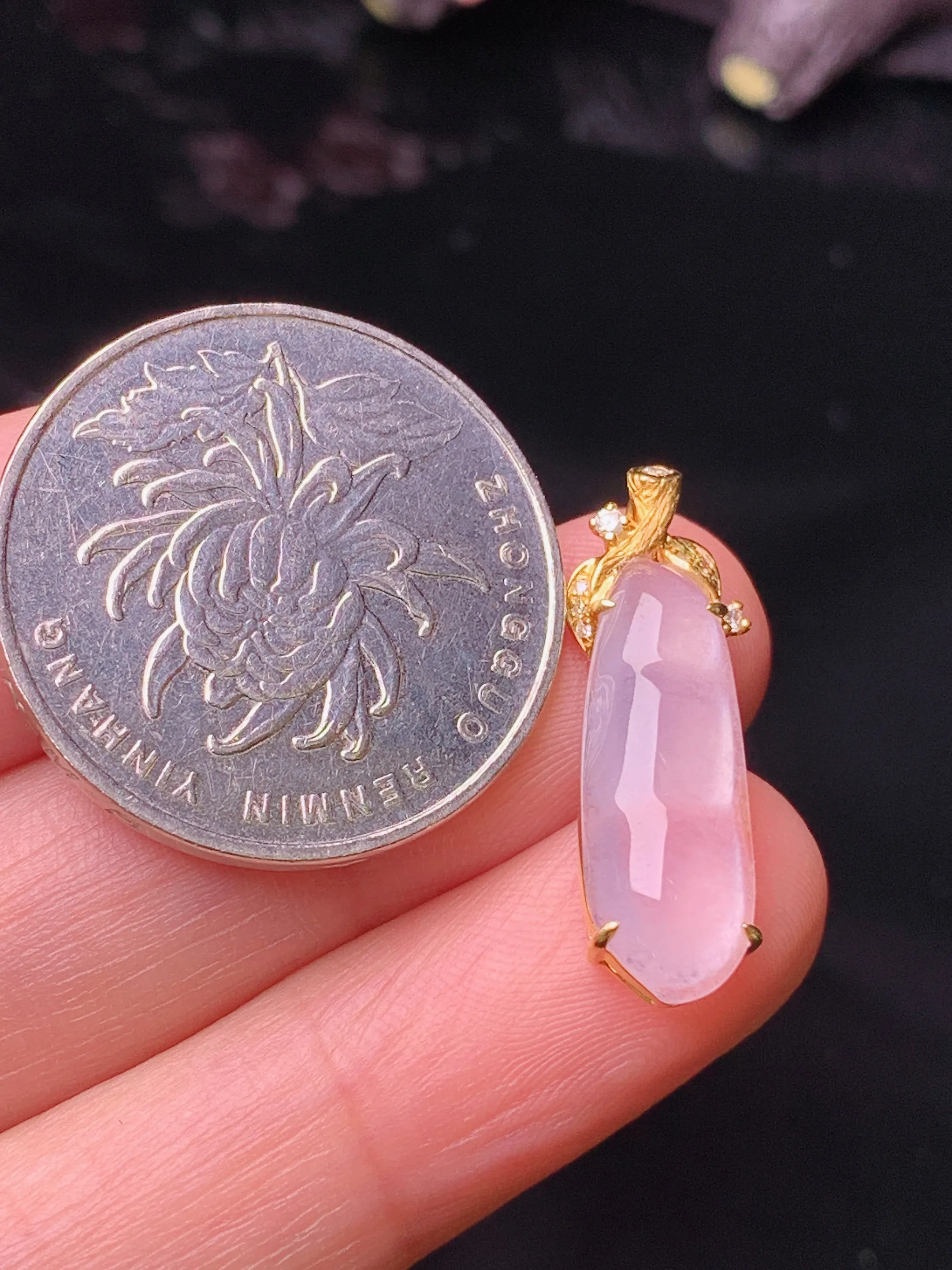 18k金钻镶嵌冰种四季豆吊坠 玉质细腻 色泽清新艳丽  整体尺寸25*7.2*5