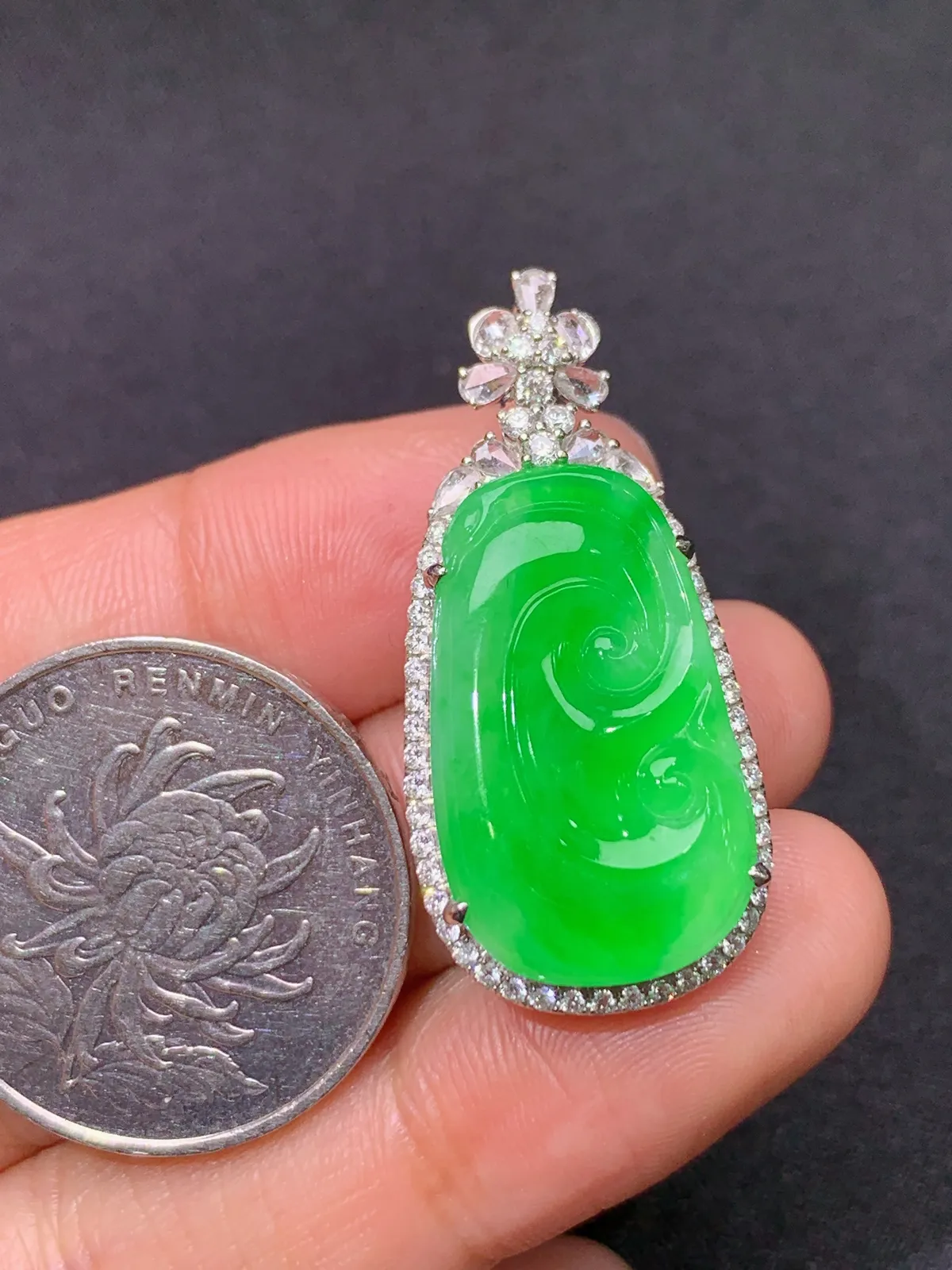 冰阳绿如意吊坠，18k金镶嵌，色泽鲜阳，冰润细腻，种水足 尺寸34.1*16.1*8.3