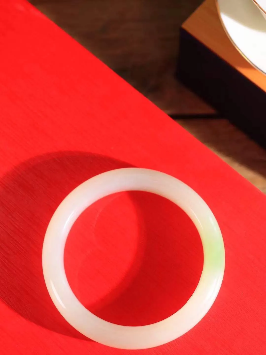 【翠色怡人.手镯】

让开让开[吃瓜]重器来了～️️
好久没见过这么白底色的翠青手镯[吃瓜]
同料所出，翠白分明，翠色青翠鲜艳，白肉干净纯正。收藏传家臻品。重48.9克  尺寸53-12.5-8mm  FDY-451152184