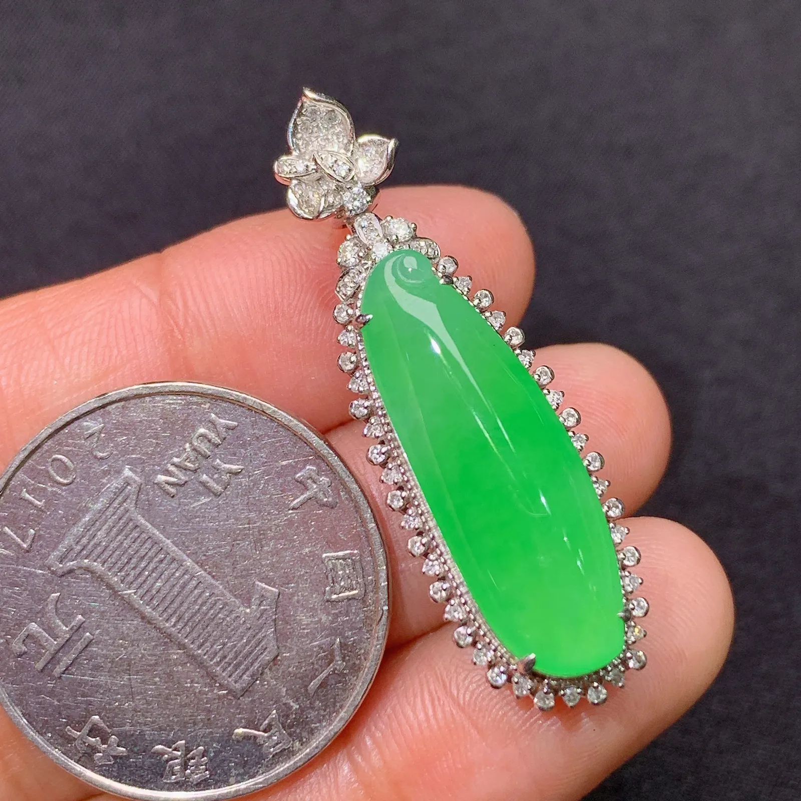 阳绿福瓜吊坠，18k金镶嵌，色泽鲜阳，冰润细腻，种水足， 尺寸37.8*12*10.5