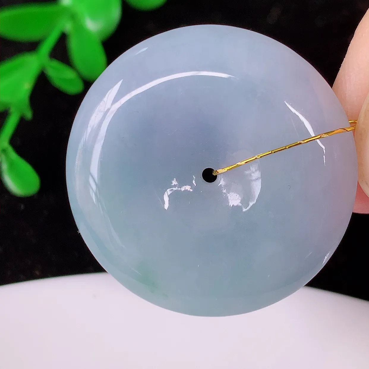 自然光实拍，冰润紫罗兰翡翠平安扣吊坠，玉扣，平安是福；很美的料子，平安扣佩戴优雅迷人！#35.29