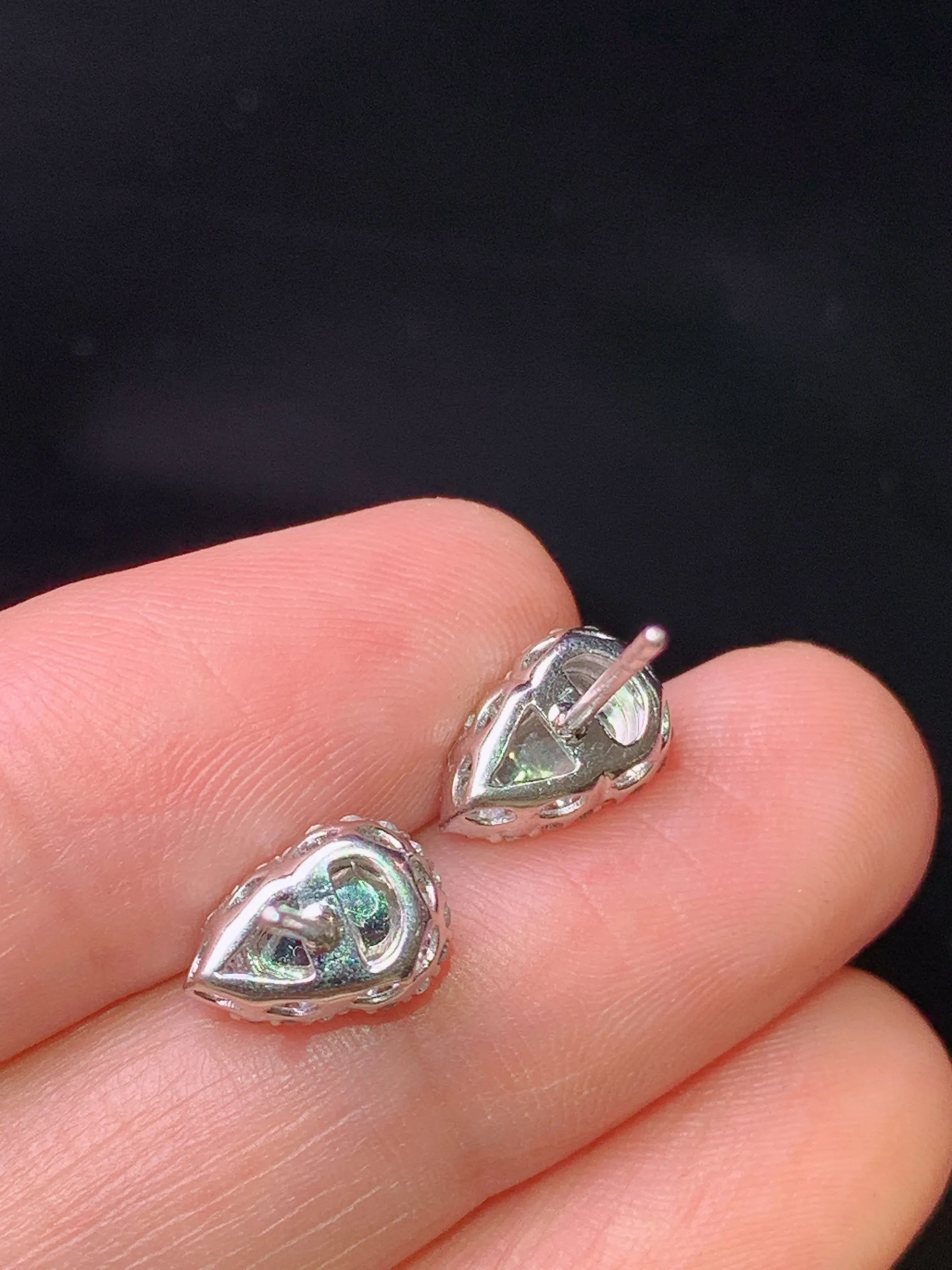 18k金钻镶嵌满绿葫芦耳钉 玉质细腻 色泽清新艳丽 整体尺寸9.6*6.8*5.3