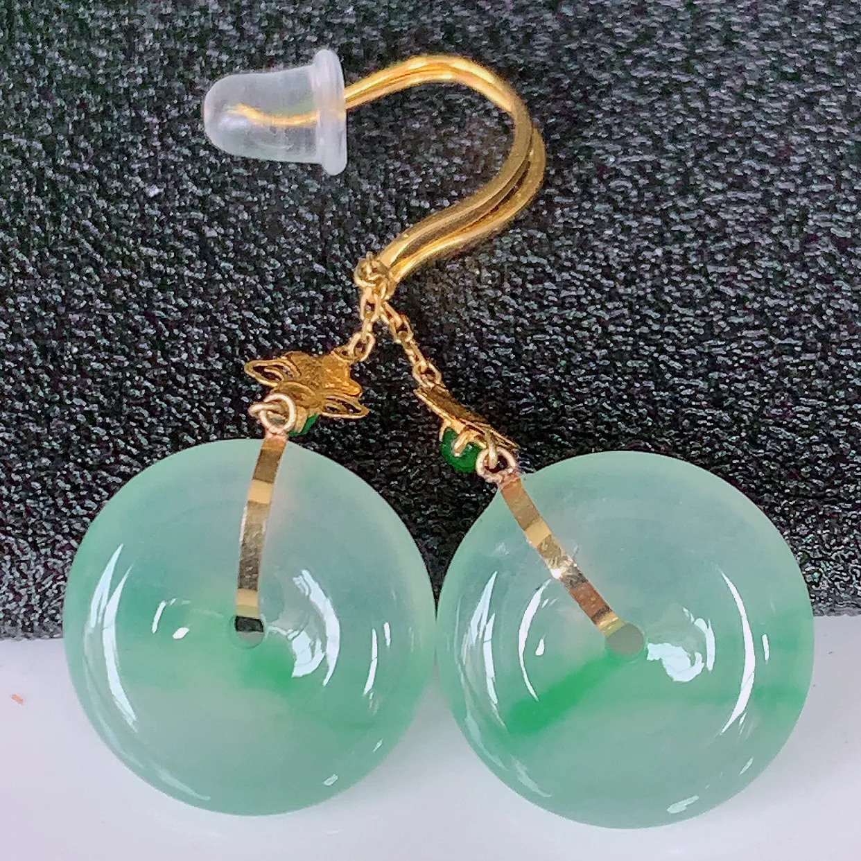 自然光实拍，18K金镶嵌冰种飘绿翡翠平安扣耳坠，玉扣，冰润光泽，寓意平平安安，平安扣佩戴时尚漂亮！#41.29整体34.5裸石13.8*4