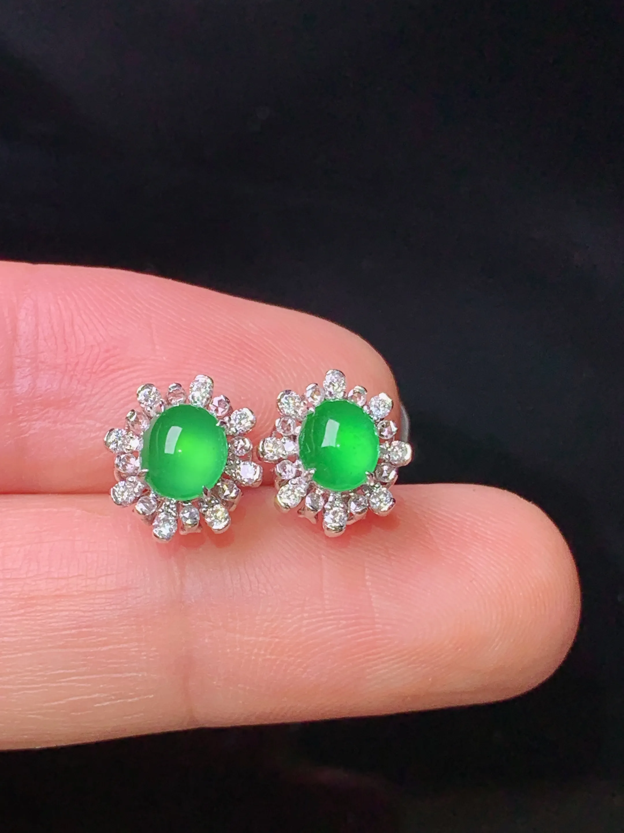 18k金钻镶嵌满绿蛋面耳钉吊坠 玉质细腻 色泽清新艳丽 整体尺寸9.5*9*6