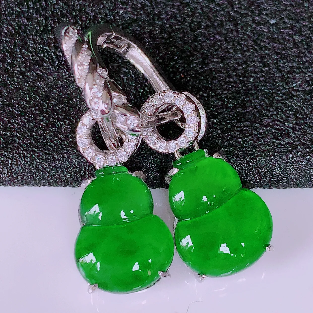 冰透满绿翡翠925银镶嵌葫芦耳坠，自然光实拍，翠色灵动，颜色漂亮，种老水足，品相佳，佩戴佳品！#97.29整体28.5*9.5*5.2裸石12*9.5